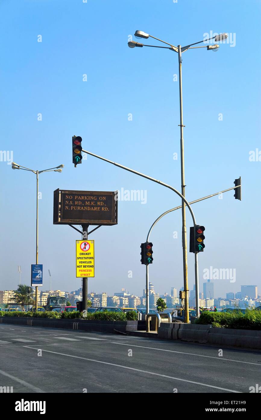 Segnali di polizia stradale simboli segni, segnali di traffico, luci di strada, Marine Drive, Bombay, Mumbai, Maharashtra, India, Asia, asiatico, Indiana Foto Stock