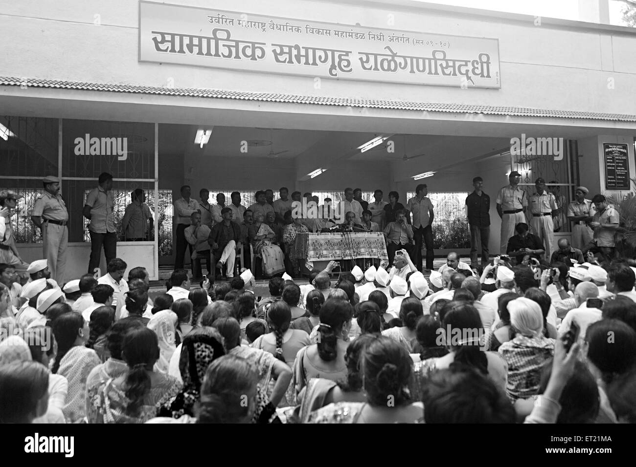 Pubblico e di supporti di stampa in corrispondenza di Shri Anna Hazare Ralegaon Siddhi Maharashtra India Asia sett 2011 Foto Stock