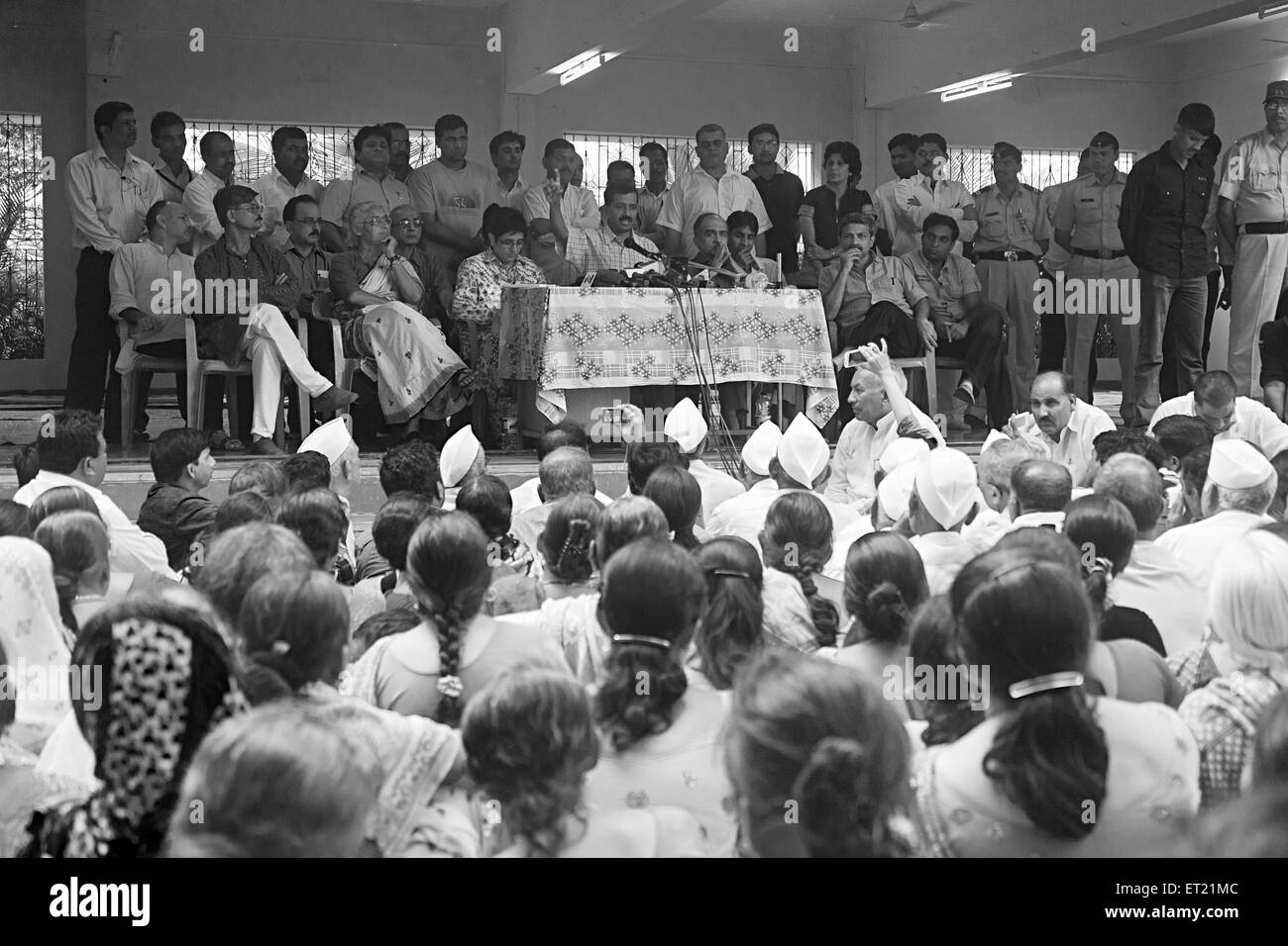 Pubblico e di supporti di stampa in corrispondenza di Shri Anna Hazare Ralegaon Siddhi Maharashtra India Asia sett 2011 Foto Stock