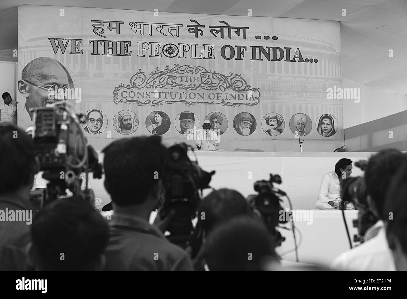 La telecamera video la copertura Anna Hazare Mumbai Maharashtra India Asia Dic 2011 Foto Stock