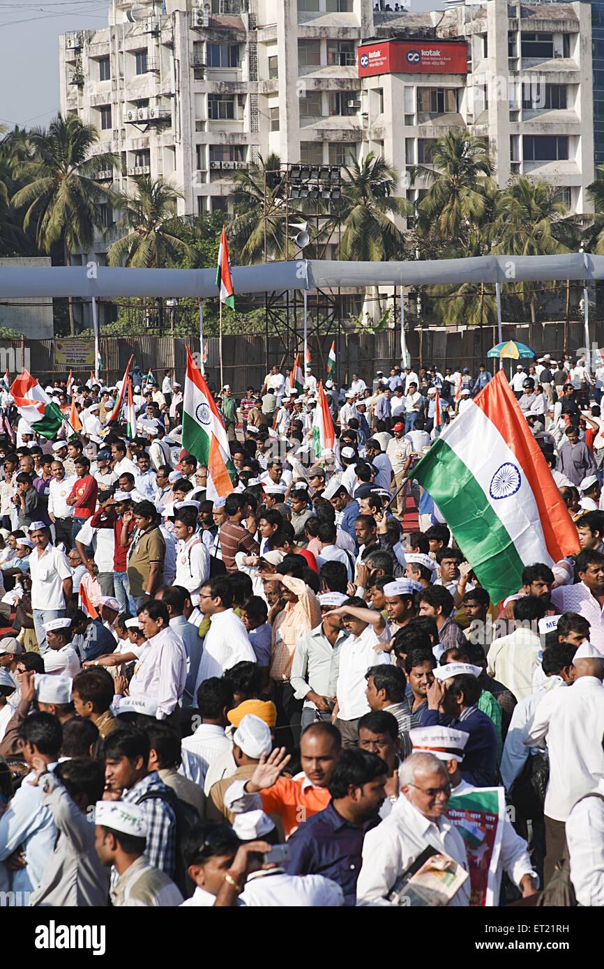 La folla con la bandiera indiana MMRDA motivi Bandra Mumbai Maharashtra India Asia Dic 2011 Foto Stock