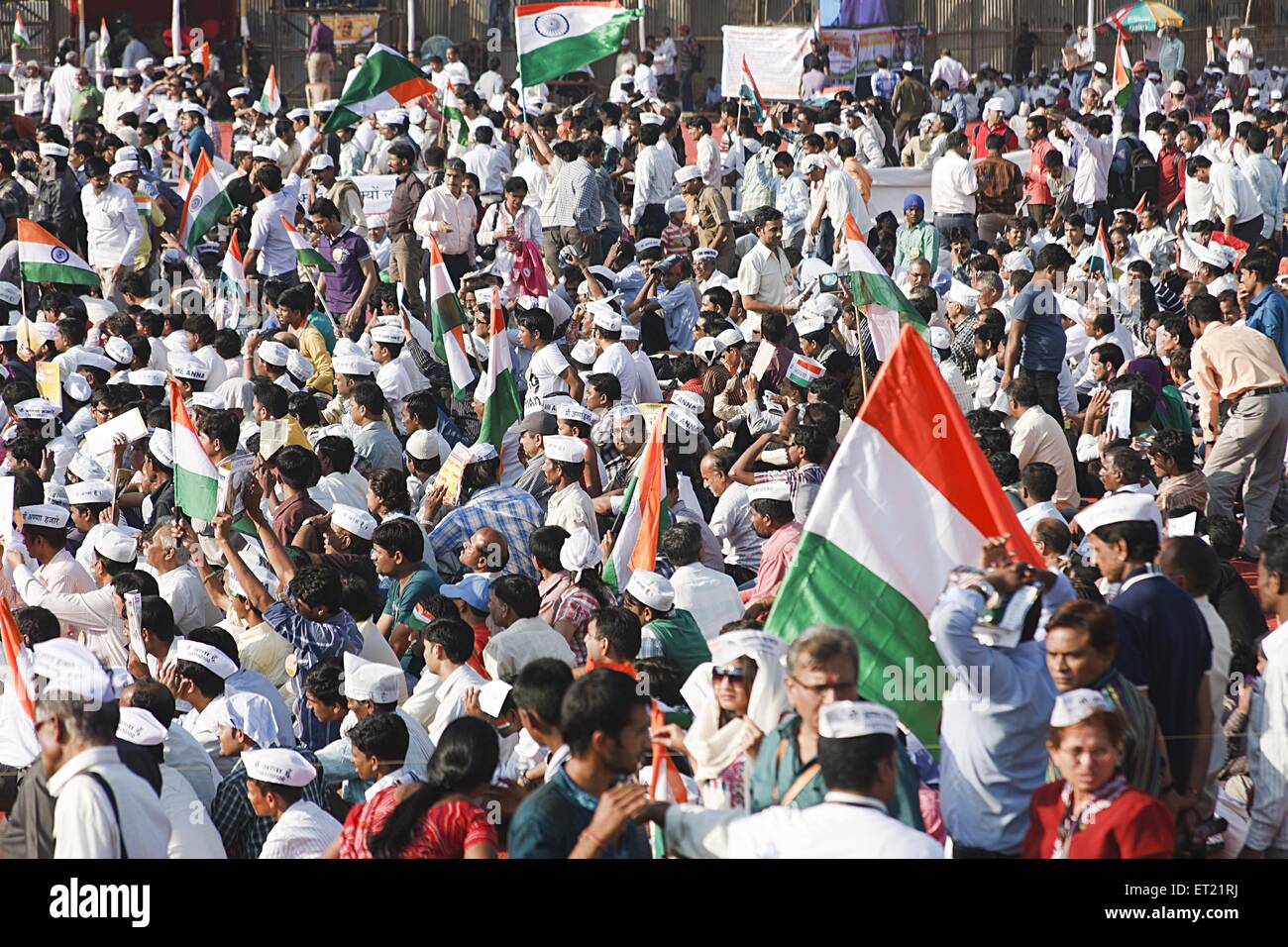 La folla con la bandiera indiana MMRDA motivi Bandra Mumbai Maharashtra India Asia Dic 2011 Foto Stock