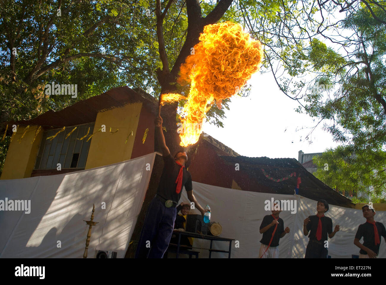 Ragazzo facendo incendio respirazione parte di acrobat circus performance in Nanhi Duniya scuola ; Dehra Dun ; Uttaranchal Uttarakhand Foto Stock