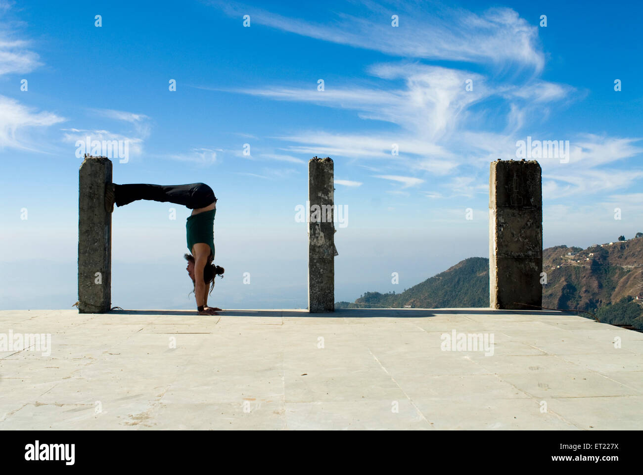 Il francese acrobat fare quadrato perfetto in sync con il pilastro mediante piegatura di cintura in Mussoorie ; Dehra Dun ; Uttaranchal Uttarakhand Foto Stock