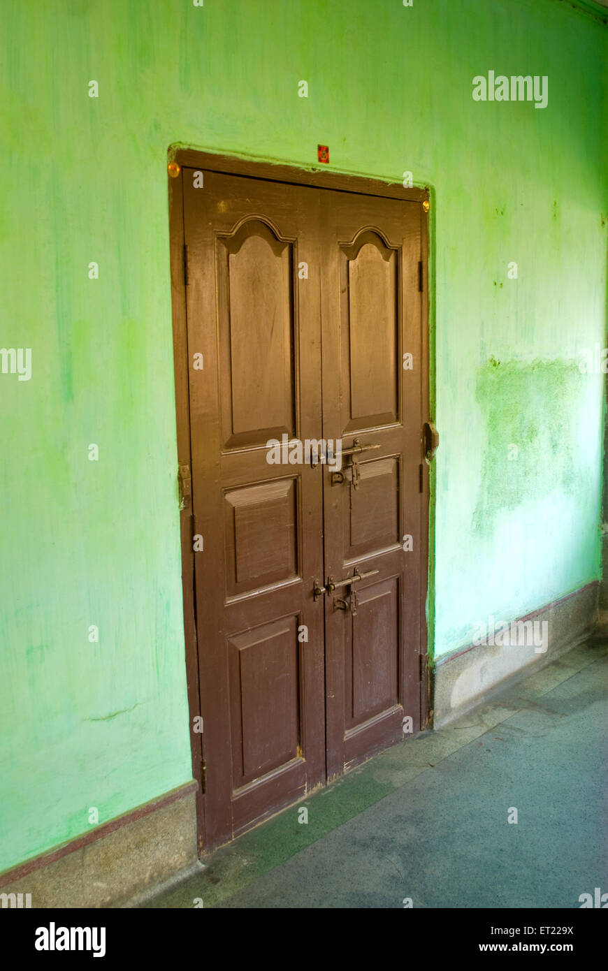 Porta chiusa in legno, Asansol, distretto di Paschim Bardhaman, Bengala Occidentale, India, Asia Foto Stock