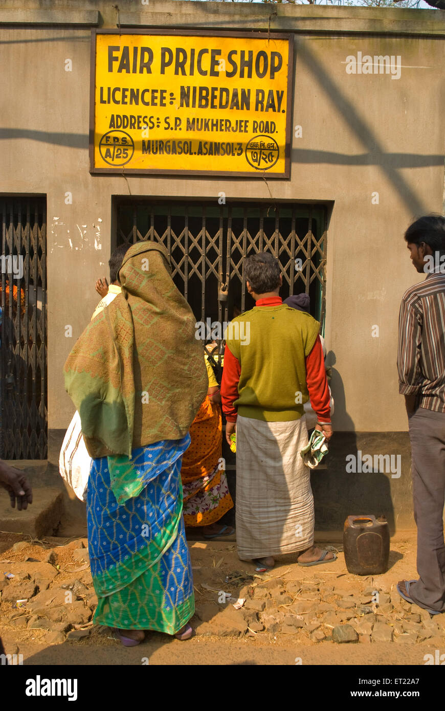 La gente in coda per prezzo equo licenziatario nibedan ray a Asansol ; Bengala Occidentale ; India Foto Stock