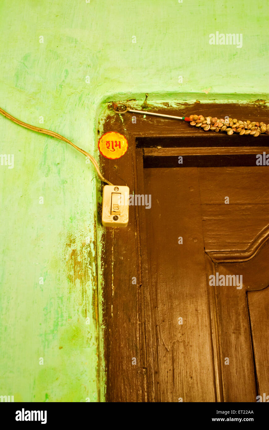 Campanello su porta di legno, Asansol, distretto di Paschim Bardhaman, Bengala Occidentale, India, Asia Foto Stock
