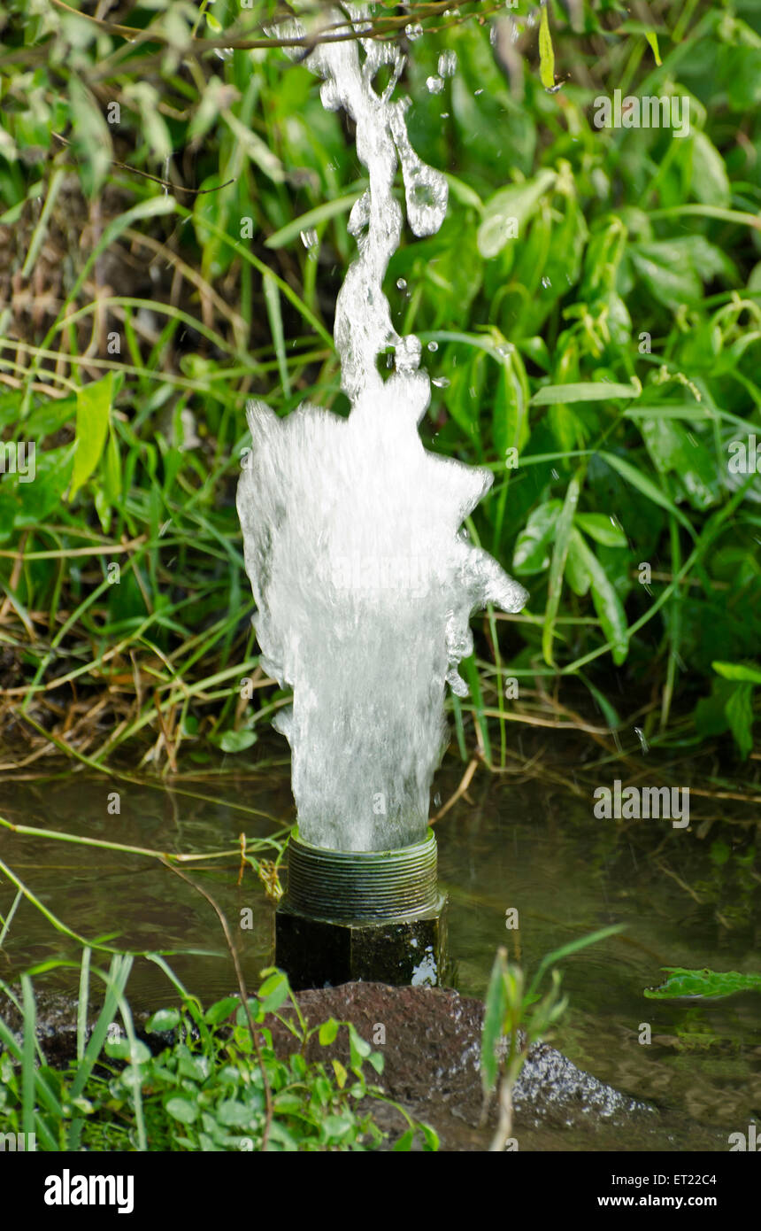 Acqua che sgorga fuori del tubo dovute alla pressione di aria di forza quando la macchina ha iniziato Padhegaon Shrirampur Ahmednagar Maharashtra India Foto Stock