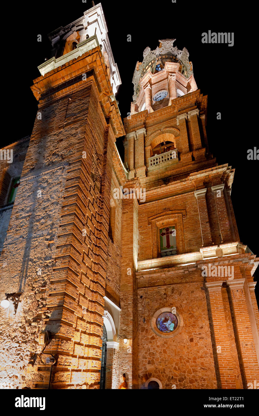 Chiesa parrocchiale di Nostra Signora di Guadalupe a notte a Puerto Vallarta, Messico Foto Stock