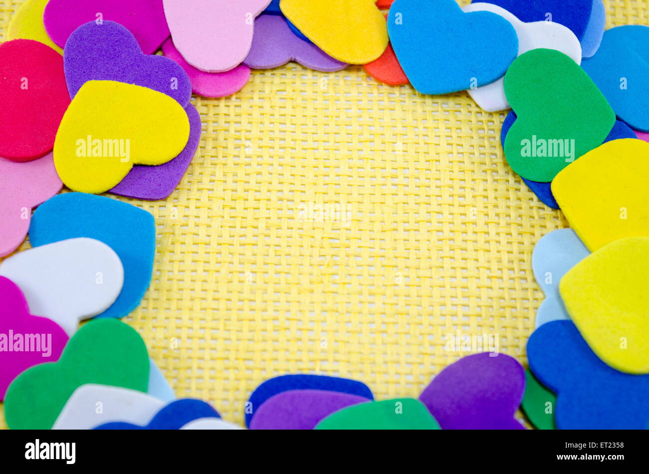 Mazzetto di cuori di carta su uno sfondo giallo con un testo di spazio nel centro Foto Stock
