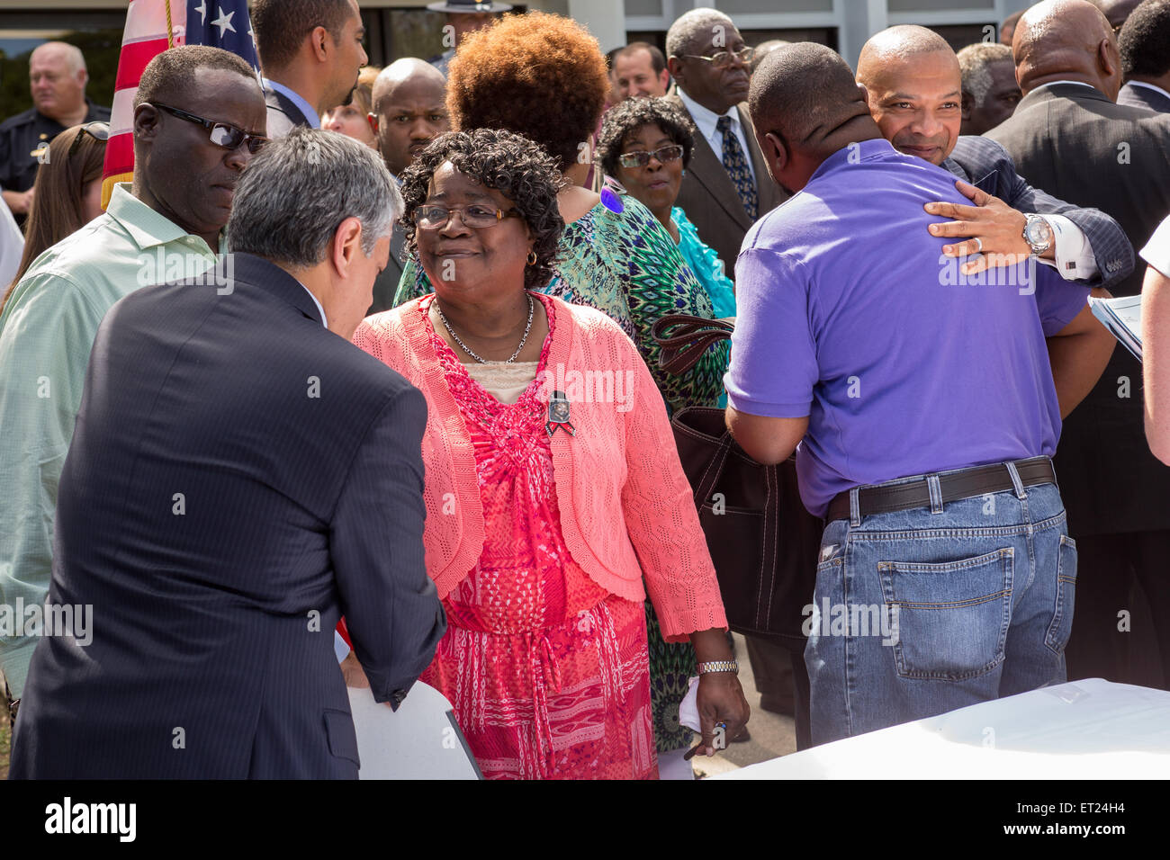Judy Scott, madre di uccisi automobilista Walter Scott e membri della famiglia di Scott sono congratulato da politici locali dopo la Carolina del Sud governatore Nikki Haley hanno firmato il primo disegno di legge nella nazione che impone a tutte le forze di polizia ad usura telecamere Giugno 10, 2015 a North Charleston, Carolina del Sud. Il progetto di legge è stato un risultato di uccisione di Walter Scott da un funzionario di polizia di North Charleston in aprile. Foto Stock