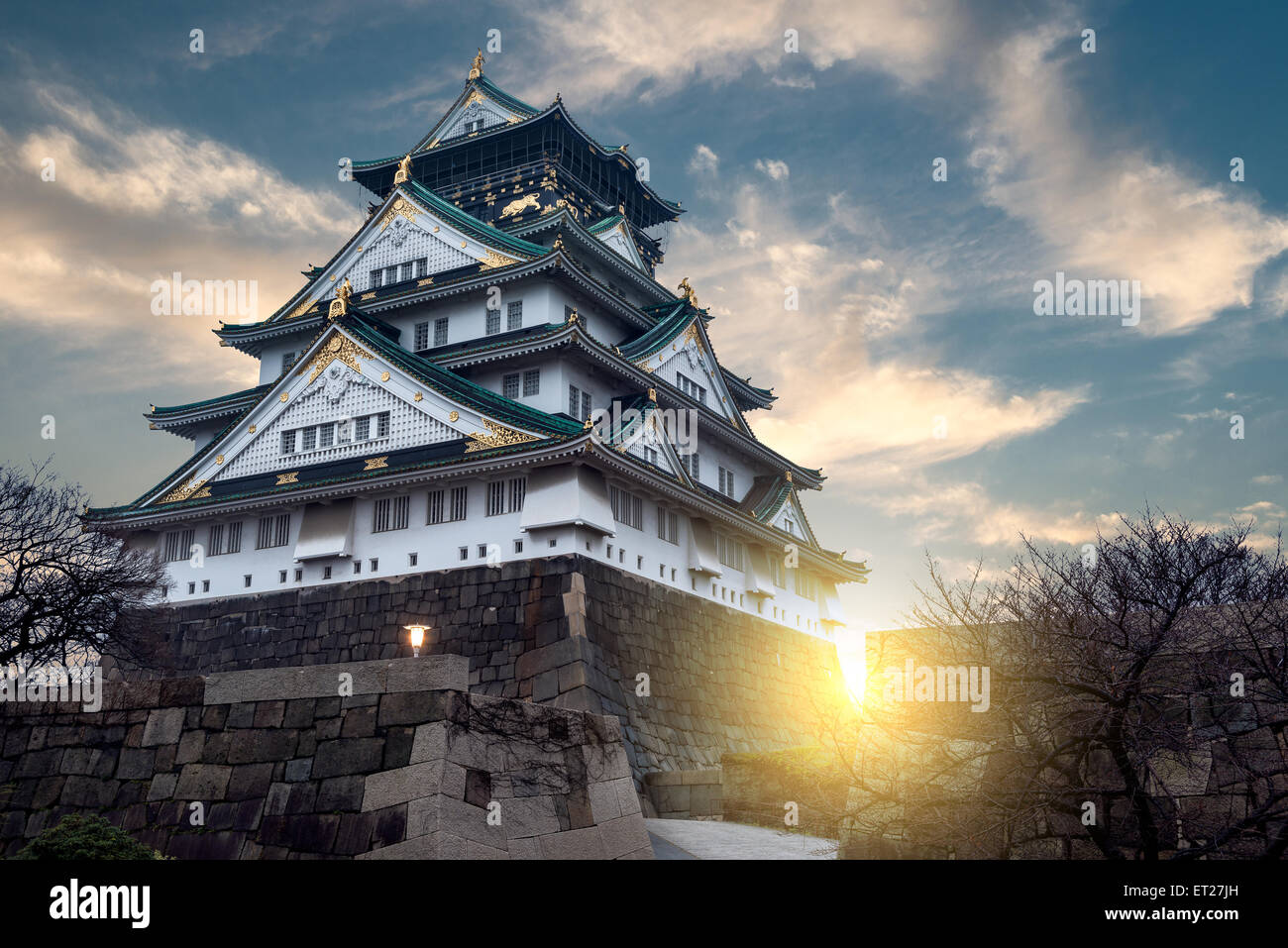 Il sole tramonta dietro il Castello di Osaka a Osaka, in Giappone. Foto Stock