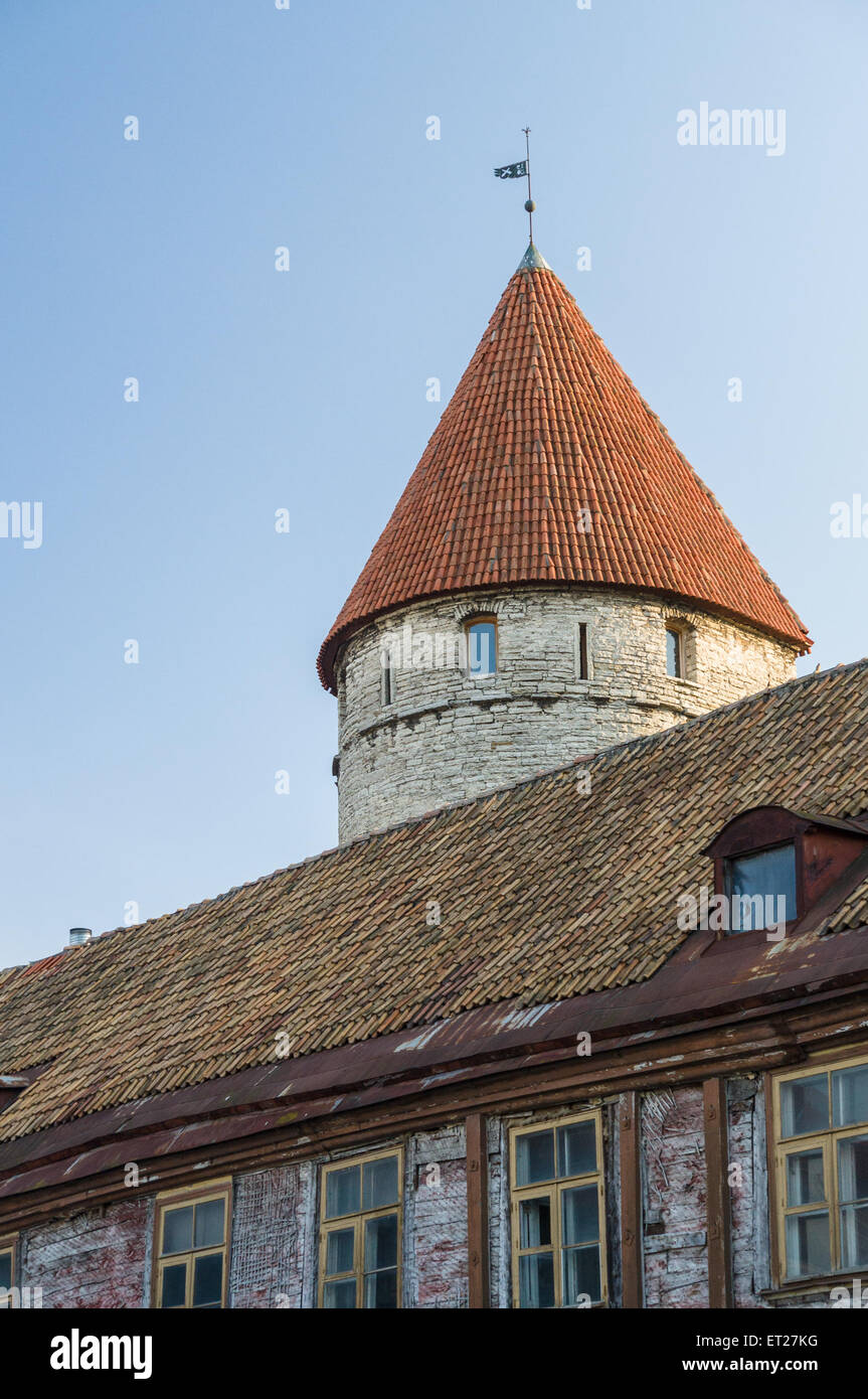 Torre dietro i monaci e vecchio stile di casa sul primo piano, Tallinn, Estonia Foto Stock