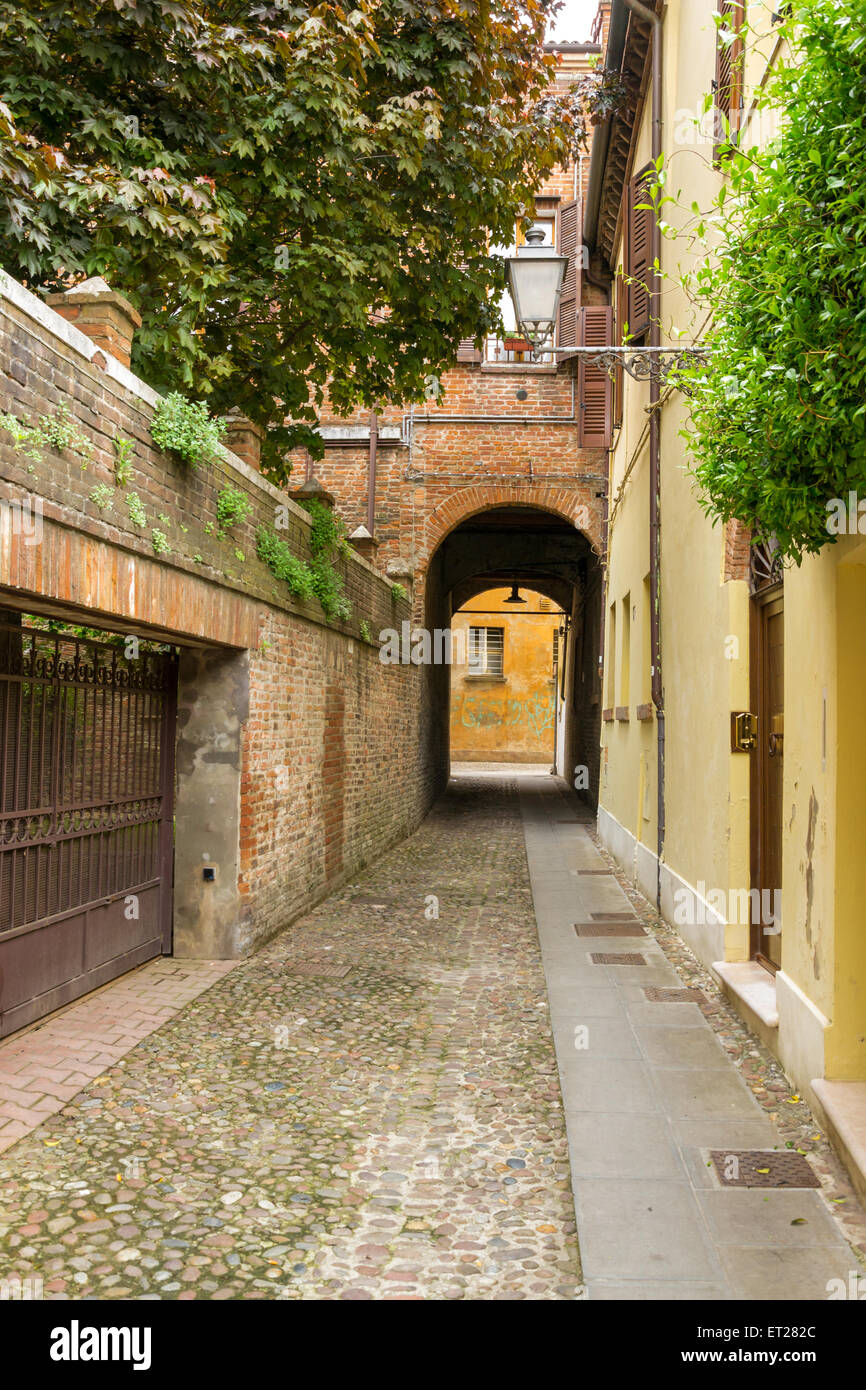 Piccola strada antica nel vecchio centro di Ferrara, Italia Foto Stock