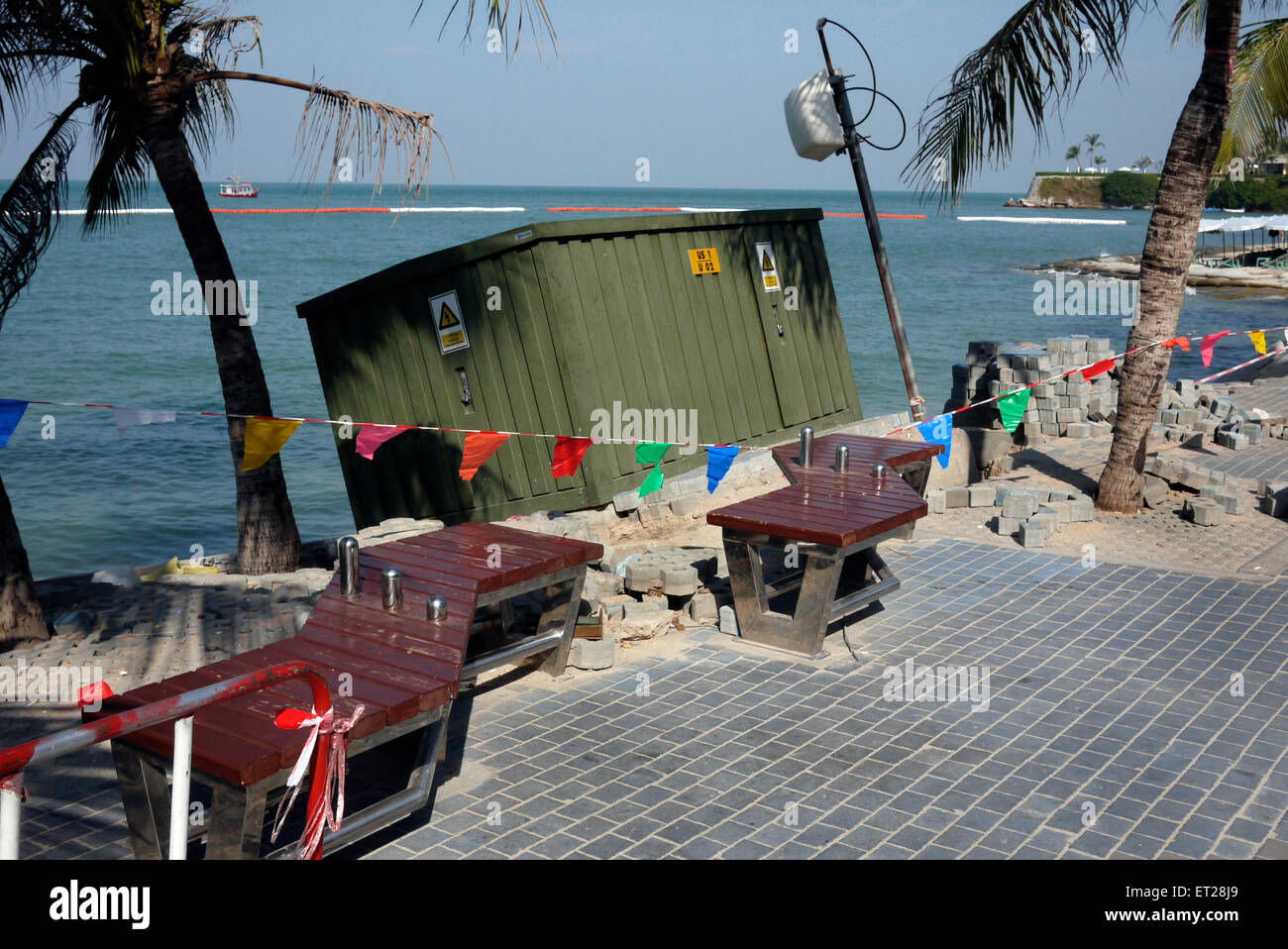 Erosione del mare espone l'elettricità la scatola di giunzione e cavi accanto alla spiaggia di Pattaya Thailandia Foto Stock