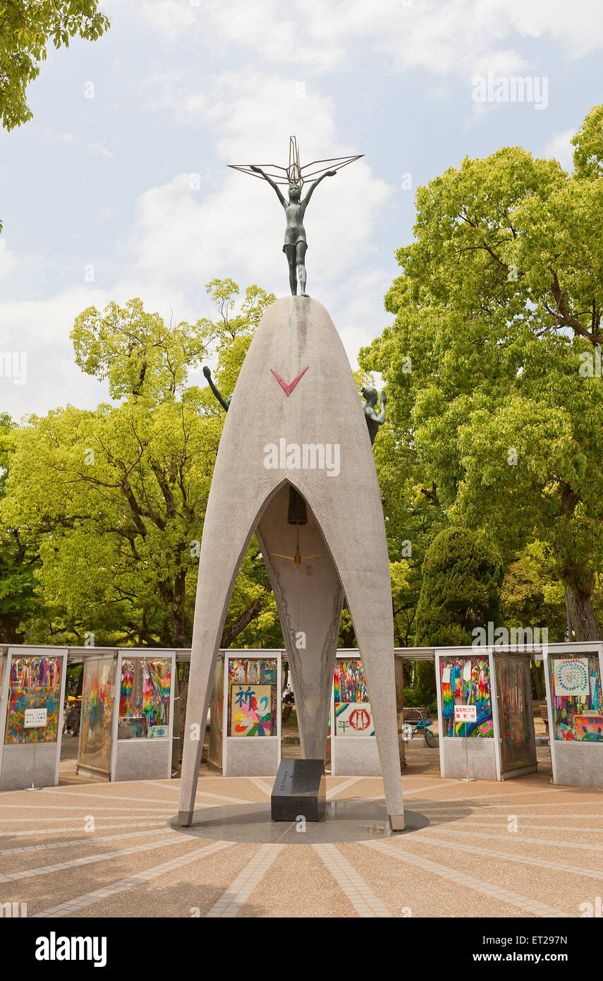 Per i bambini il monumento della Pace di Hiroshima, Giappone. Commemora Sadako Sasaki e altri bambini vittime del bombardamento atomico di Hiroshima Foto Stock