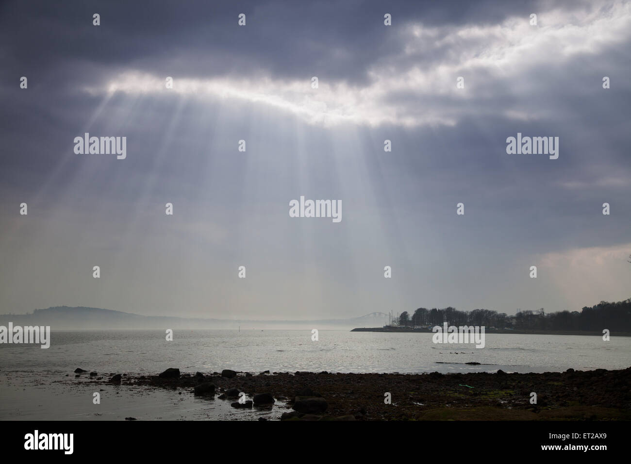I raggi di cielo al di sopra del Firth of Forth a Dalgety Bay, Fife. Foto Stock