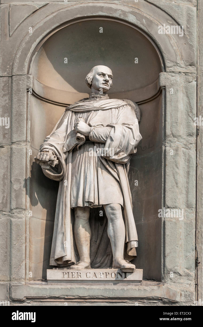 Statua di Pier Capponi nella galleria degli Uffizi, visto in Lungarno degli Archibusieri street. Firenze, Italia. Foto Stock