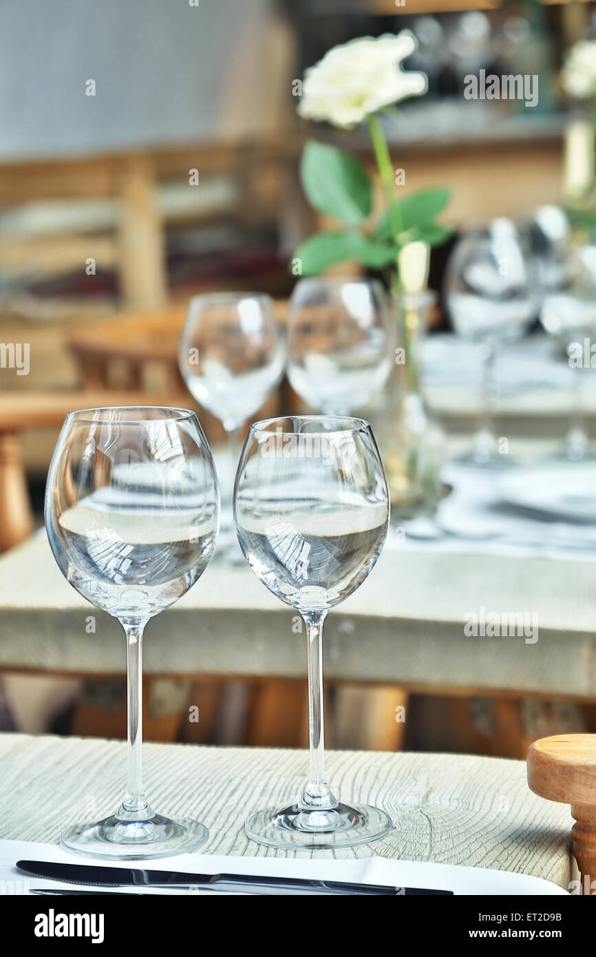 Impostazione tabella con bicchieri di vino presso la caffetteria vintage. Foto Stock