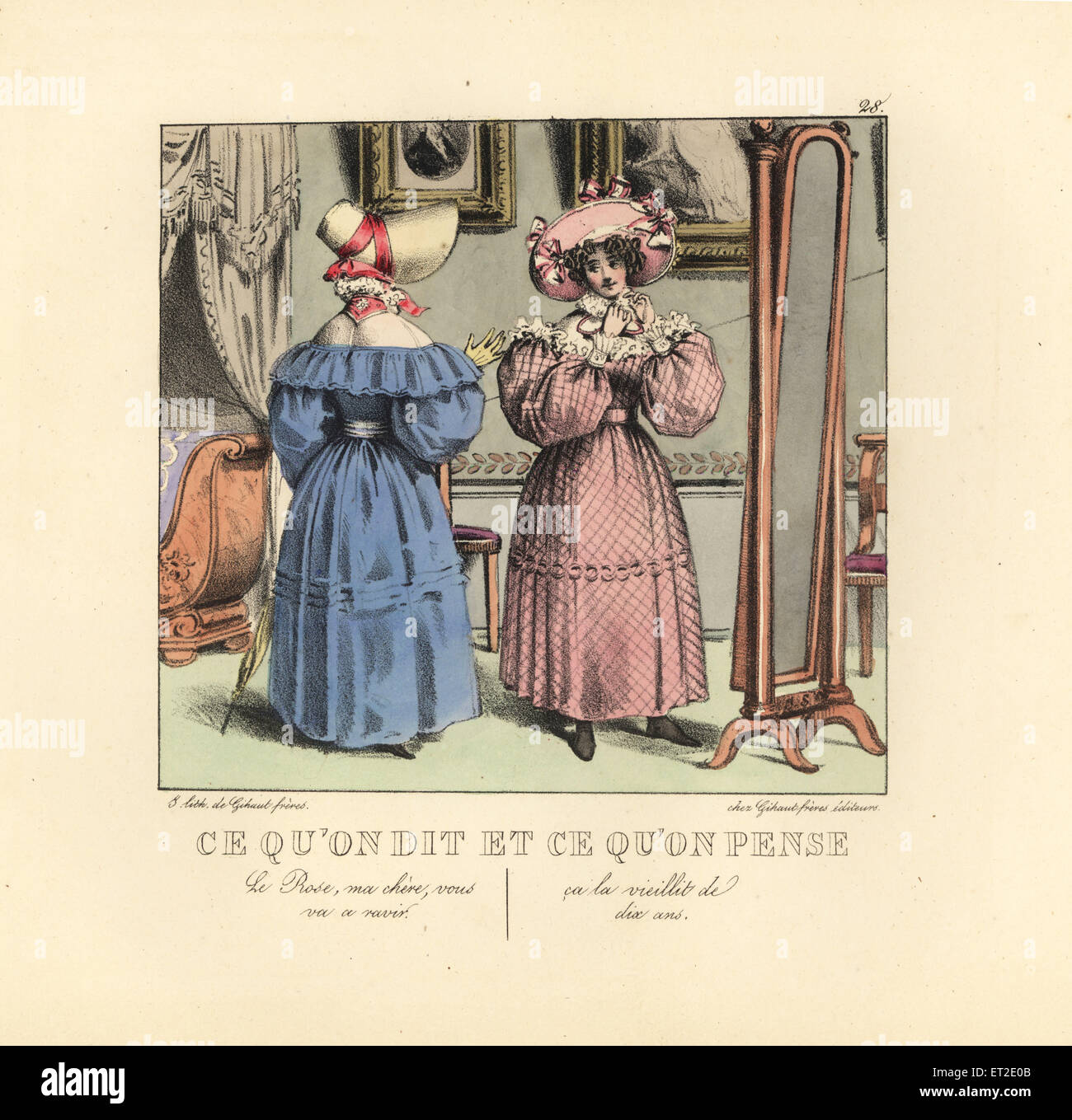 Due signore medicazione davanti a uno specchio in un salotto del XIX secolo. Lei dice che la rosa realmente adatto a voi cari. Lei pensa e ti fa apparire 10 anni di età. Foto Stock