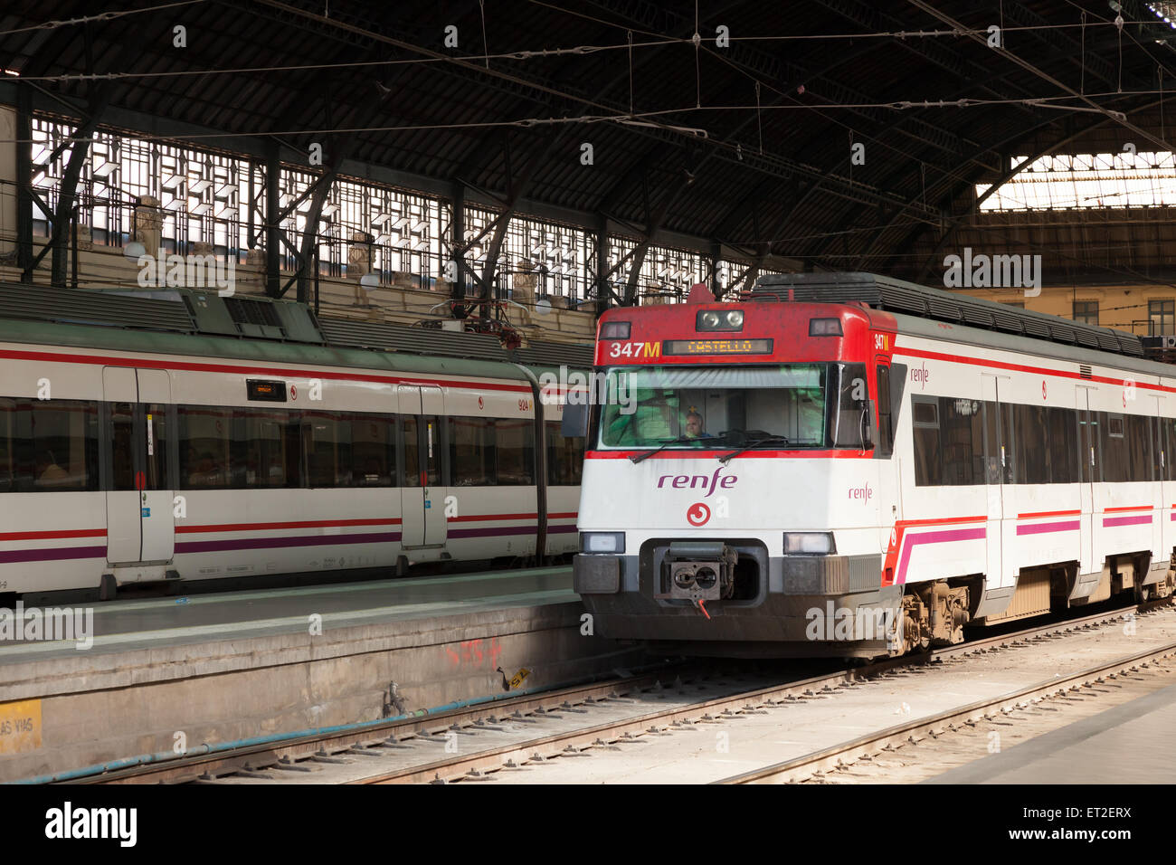 Passeggero in treno la stazione ferroviaria del Nord di Valencia, Spagna Foto Stock