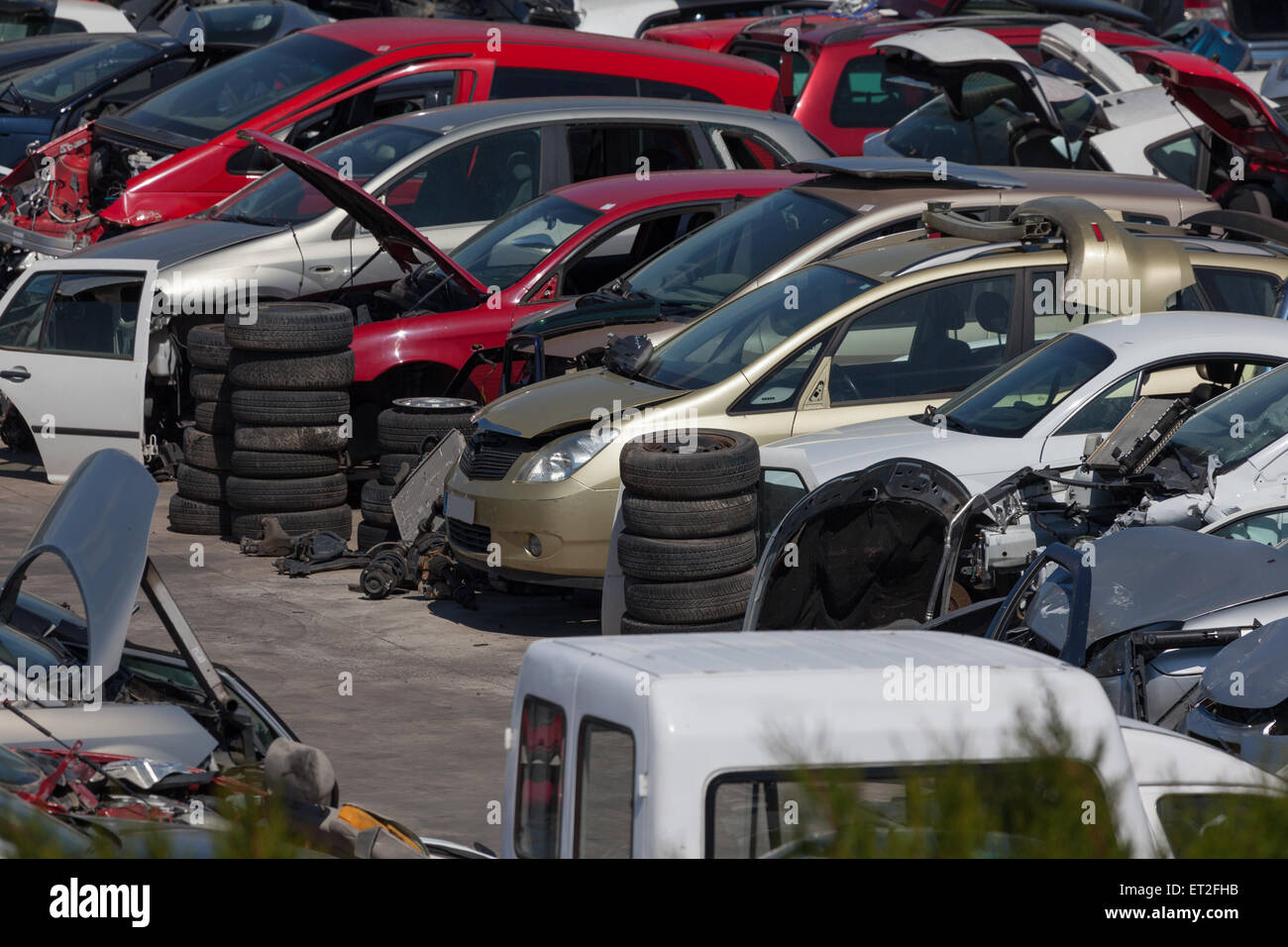 Vecchia auto presso il cantiere di scarto Foto Stock