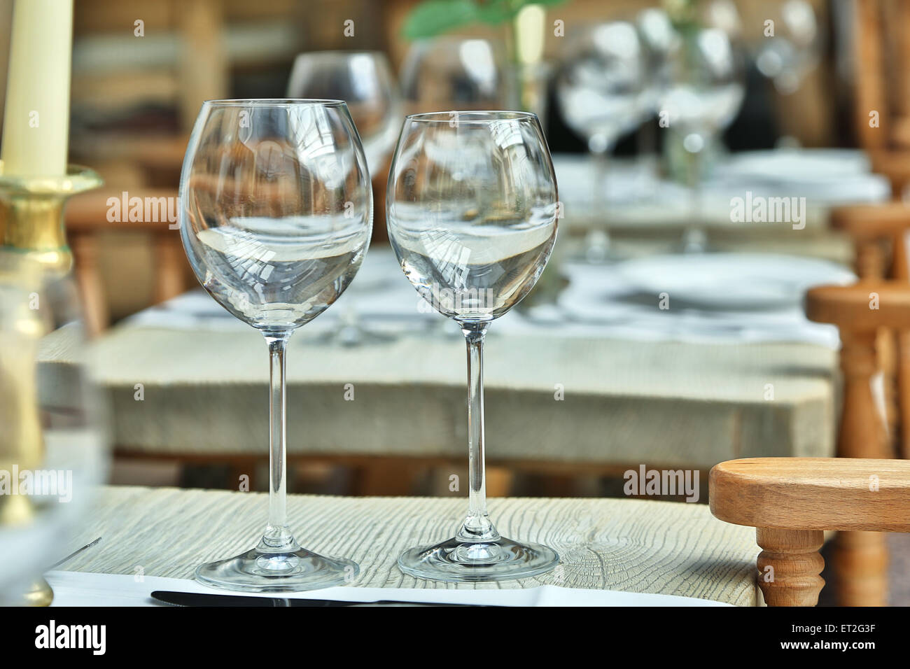 Impostazione tabella con bicchieri di vino presso il cafe vintage. Foto Stock