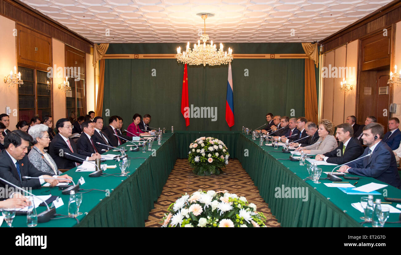 Mosca, Russia. Il 9 giugno, 2015. Zhang Dejiang (3a L, anteriore), presidente del comitato permanente per la Cina del congresso nazionale del popolo, partecipa alla prima sessione del comitato di cooperazione della Cina e della Russia a organi legislativi a Mosca, Russia, Giugno 9, 2015. © Xie Huanchi/Xinhua/Alamy Live News Foto Stock