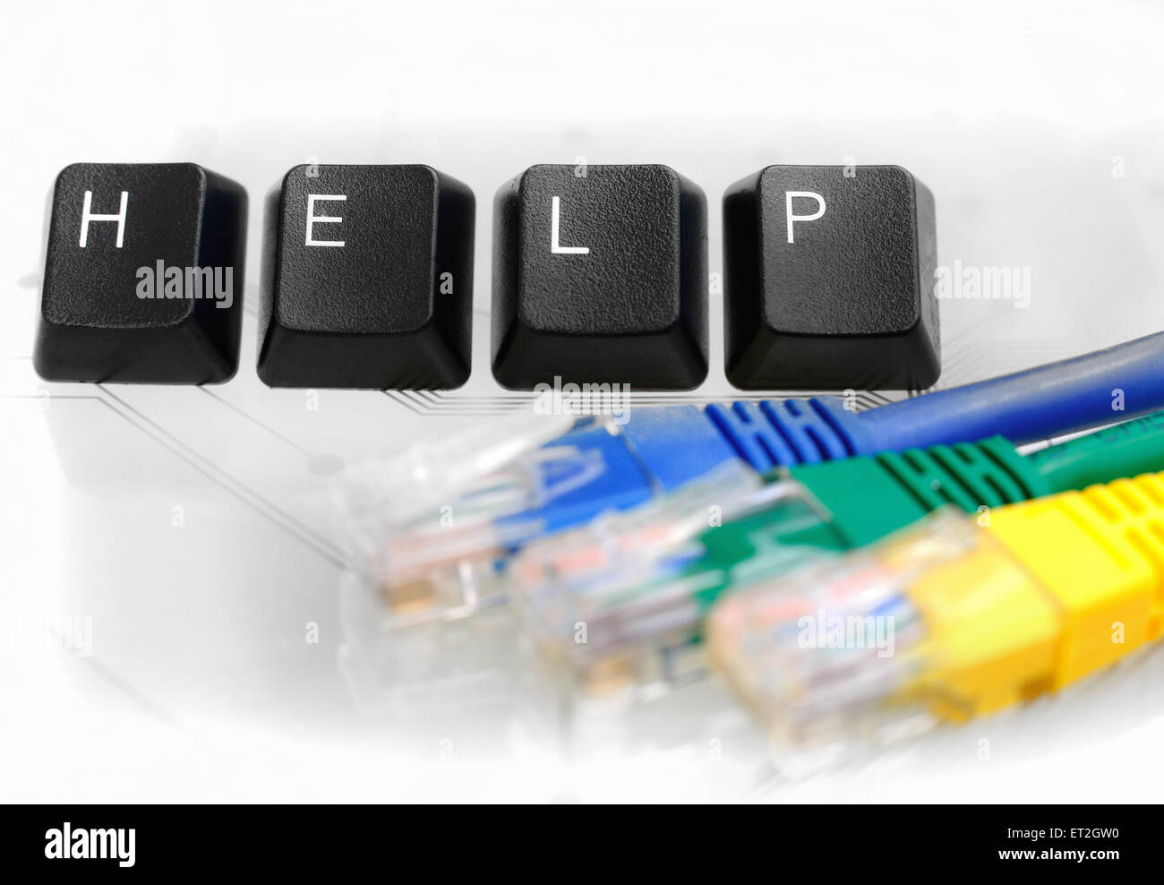 HELP - Nero quattro tasti della tastiera la lettura di aiuto di Word con il blu, il verde e il giallo dei cavi di rete sul vetro bianco sullo sfondo Foto Stock