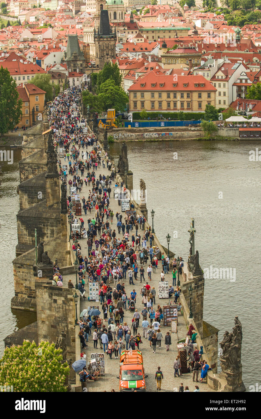 Praga, Repubblica Ceca - 22 Maggio 2015: turisti attraversando il Ponte di Carlo, famosa attrazione nella Repubblica Ceca Capitale. Praga è stata Foto Stock