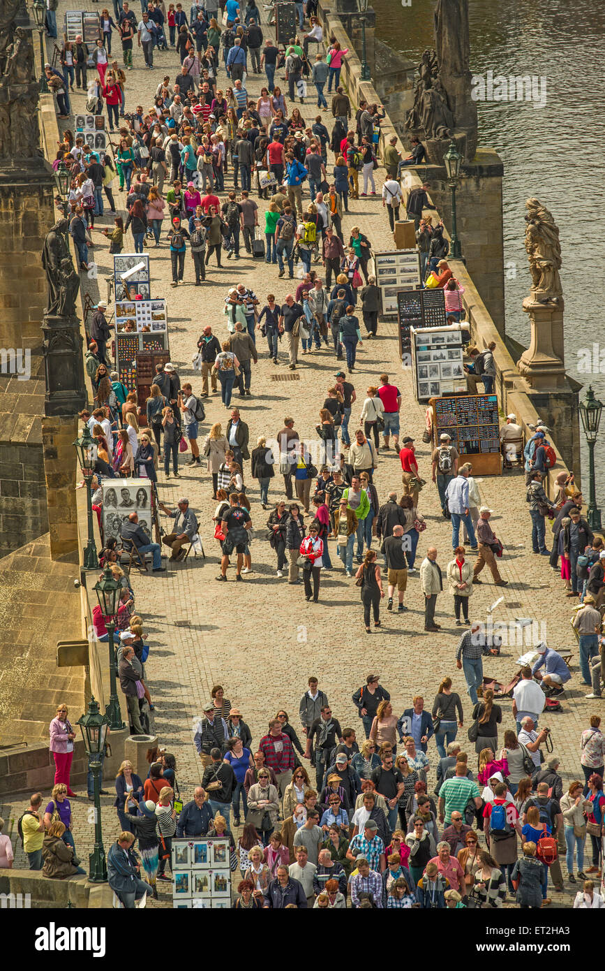 Praga, Repubblica Ceca - 22 Maggio 2015: turisti attraversando il Ponte di Carlo, famosa attrazione nella Repubblica Ceca Capitale. Praga è stata Foto Stock