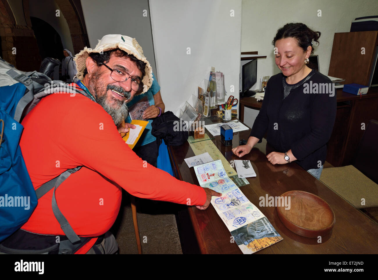 Spagna Galizia: brasiliano di San Giacomo Pellegrino Orlando dopo il recupero di un timbro per il suo passaggio di pellegrini nella chiesa di O Cebreiro Foto Stock