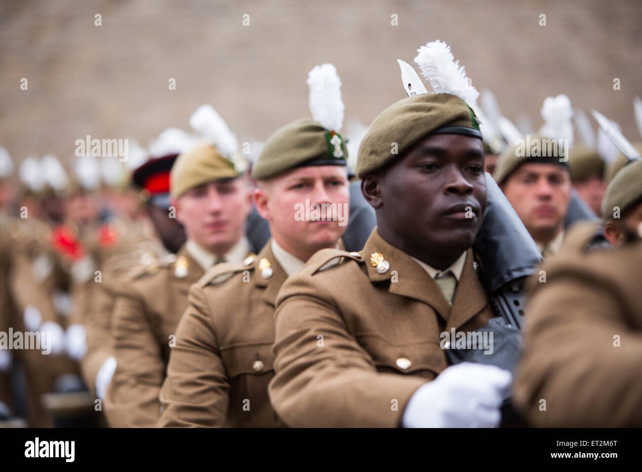 Cardiff, Galles, UK. 11 Giugno, 2015. Le strade sono state chiuse e la folla rivestite le strade nel centro di Cardiff come questa mattina la regina è arrivato per presentare i nuovi colori del reggimento al Royal Welsh reggimento. Il reggimento, guidati dai principali di capra e la mascotte del reggimento, Shenkin, hanno marciato dal Castello di Cardiff al Millennium Stadium dove la cerimonia formale avrà luogo. La regina sarà quindi la valutazione del reggimento per una cena celebrativa. Credito: Chris Stevenson/Alamy Live News Foto Stock