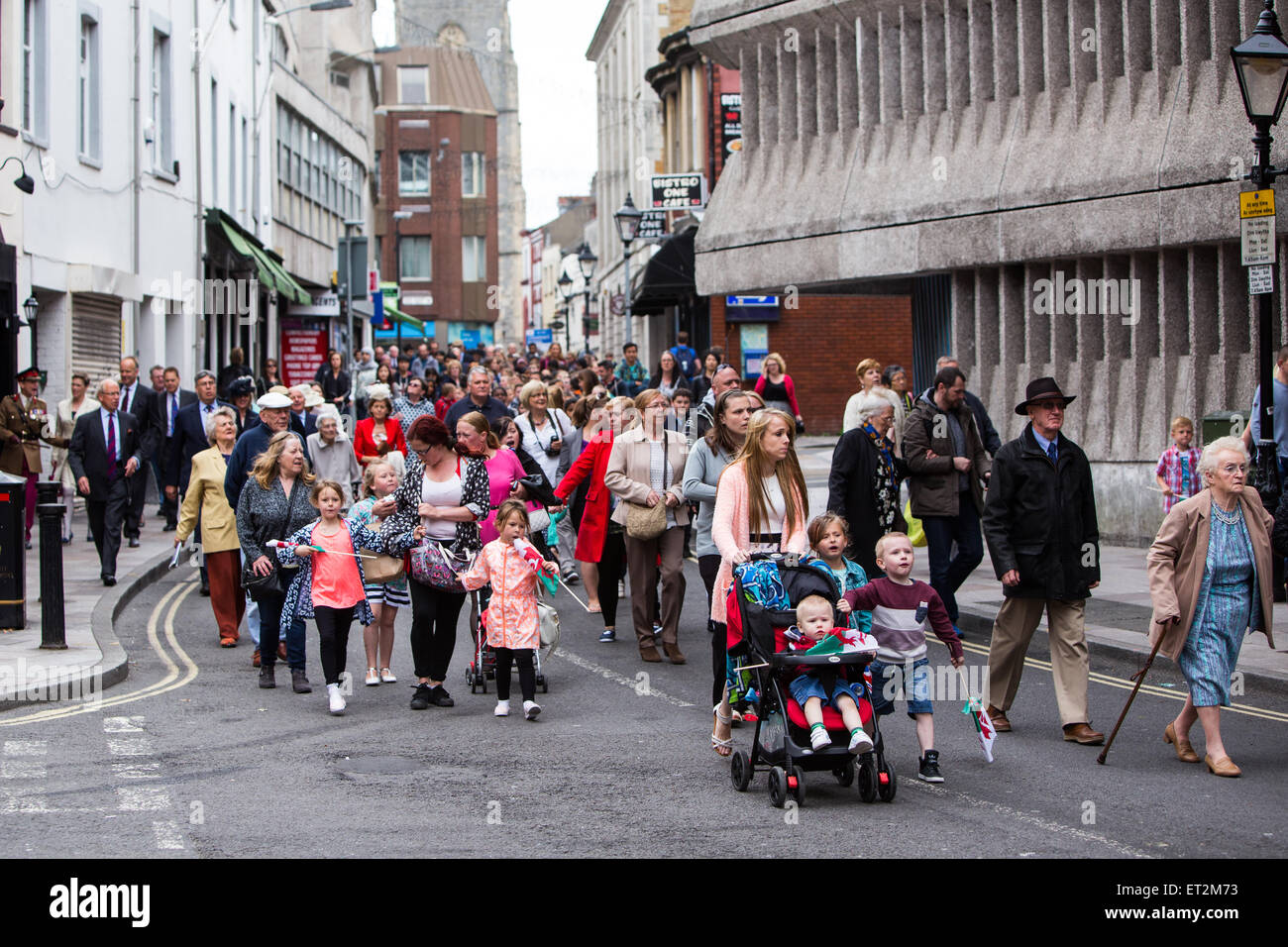 Cardiff, Galles, UK. 11 Giugno, 2015. Le strade sono state chiuse e la folla rivestite le strade nel centro di Cardiff come questa mattina la regina è arrivato per presentare i nuovi colori del reggimento al Royal Welsh reggimento. Il reggimento, guidati dai principali di capra e la mascotte del reggimento, Shenkin, hanno marciato dal Castello di Cardiff al Millennium Stadium dove la cerimonia formale avrà luogo. La regina sarà quindi la valutazione del reggimento per una cena celebrativa. Credito: Chris Stevenson/Alamy Live News Foto Stock