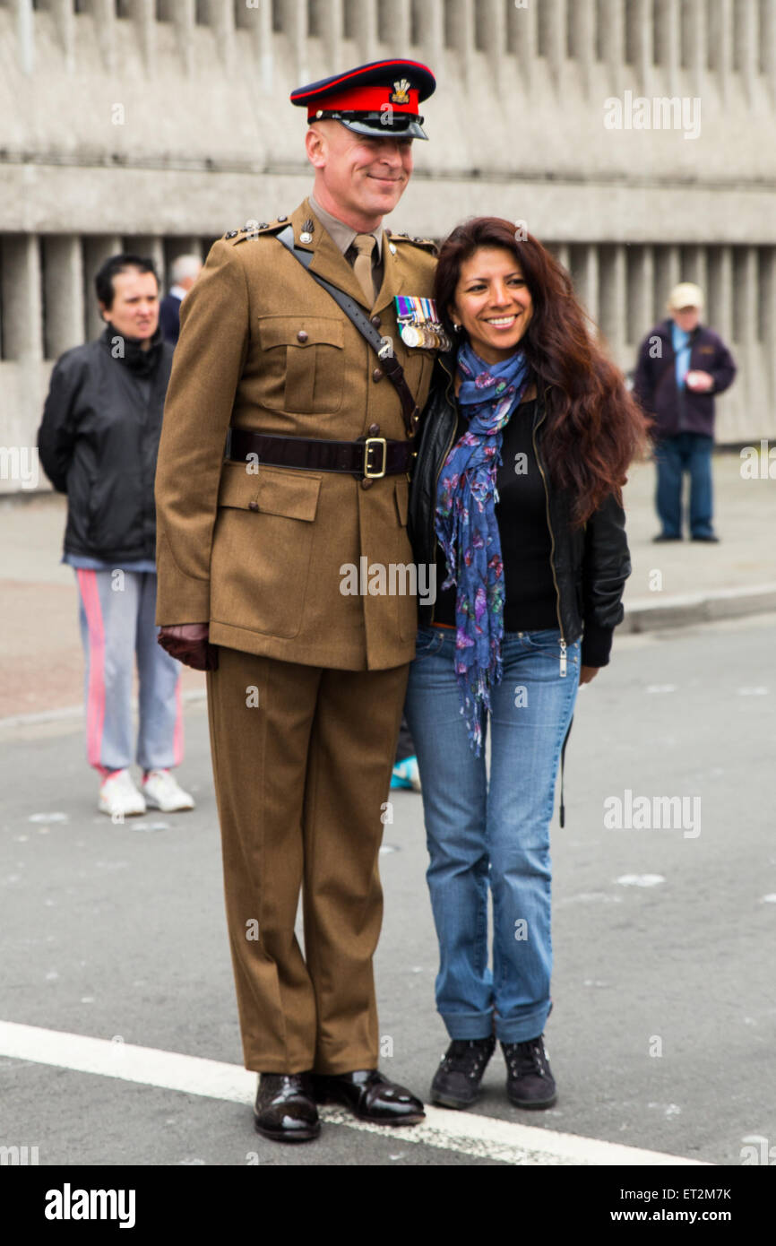 Cardiff, Galles, UK. 11 Giugno, 2015. Le strade sono state chiuse e la folla rivestite le strade nel centro di Cardiff come questa mattina la regina è arrivato per presentare i nuovi colori del reggimento al Royal Welsh reggimento. Il reggimento, guidati dai principali di capra e la mascotte del reggimento, Shenkin, hanno marciato dal Castello di Cardiff al Millennium Stadium dove la cerimonia formale avrà luogo. La regina sarà quindi la valutazione del reggimento per una cena celebrativa. Credito: Chris Stevenson/Alamy Live News Foto Stock