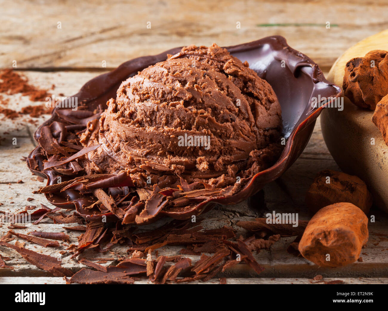 Un convogliatore di casa fatta di gelato al cioccolato. Foto Stock