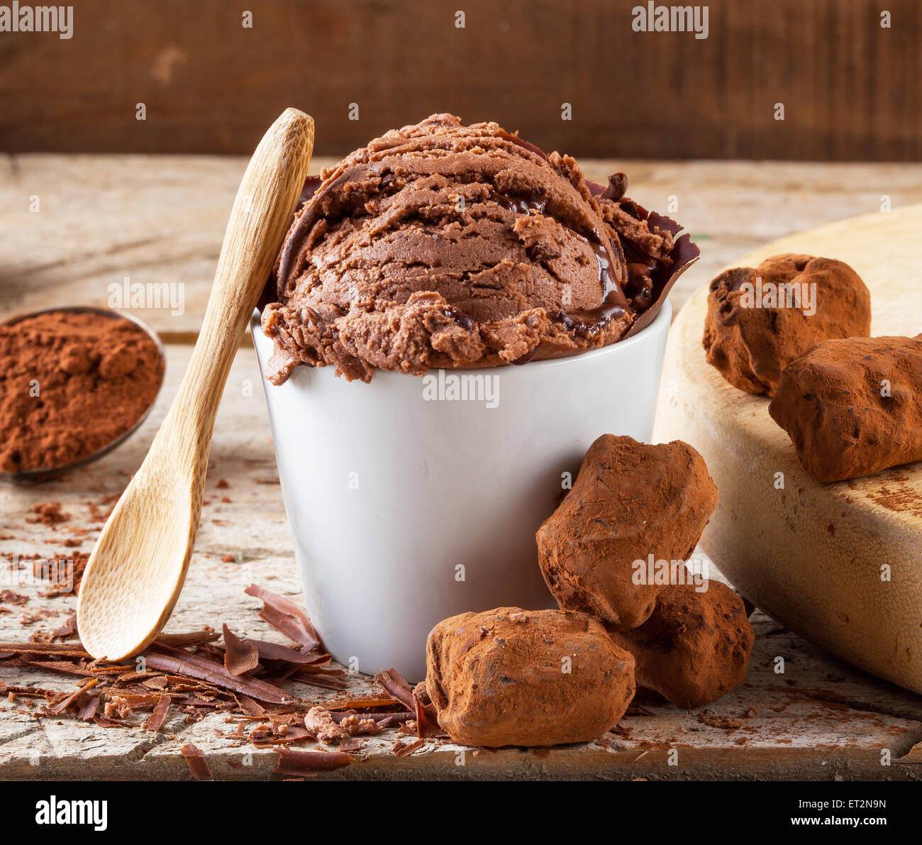 Un convogliatore di casa fatta di gelato al cioccolato Foto Stock