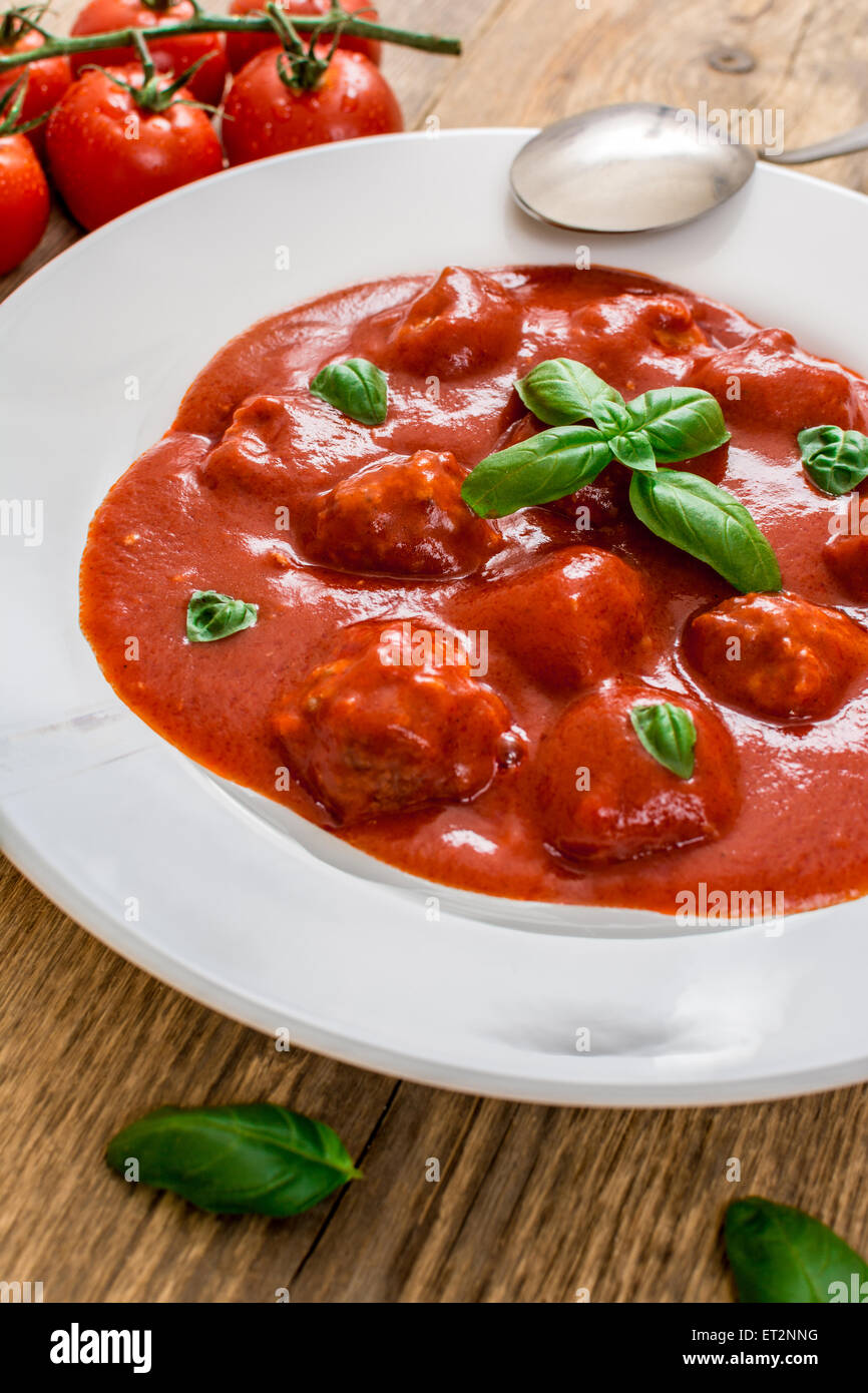 Salsa di pomodoro con polpettine di carne in piastra bianca Foto Stock