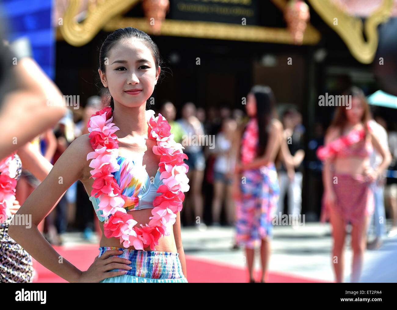 Pechino, la Cina della provincia di Guangdong. 11 Giugno, 2015. Un concorrente in lizza nella divisione di Shenzhen di Miss Universo Bikini 2015 pone per le immagini di Shenzhen, Cina del sud della provincia di Guangdong, 11 giugno 2015. Il concorso di Miss Universo Bikini 2015 per la divisione di Shenzhen ha dato dei calci a fuori qui giovedì. Credito: Mao Siqian/Xinhua/Alamy Live News Foto Stock