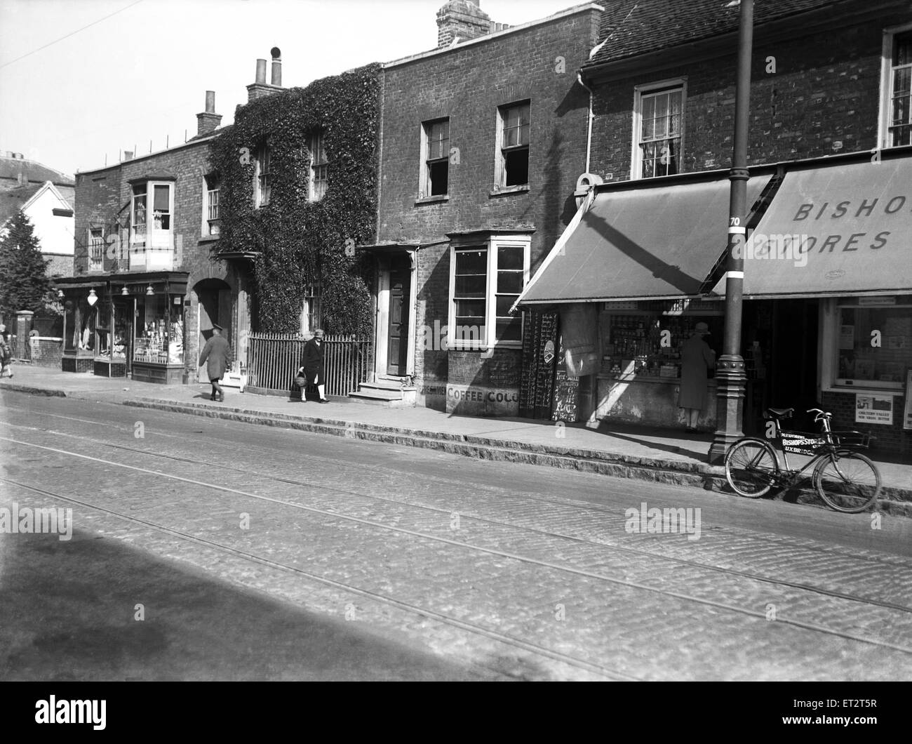 Uxbridge High Street, Vescovo negozi di caffè vecchio shop, Uxbridge, Greater London. Circa Agosto 1928 Foto Stock