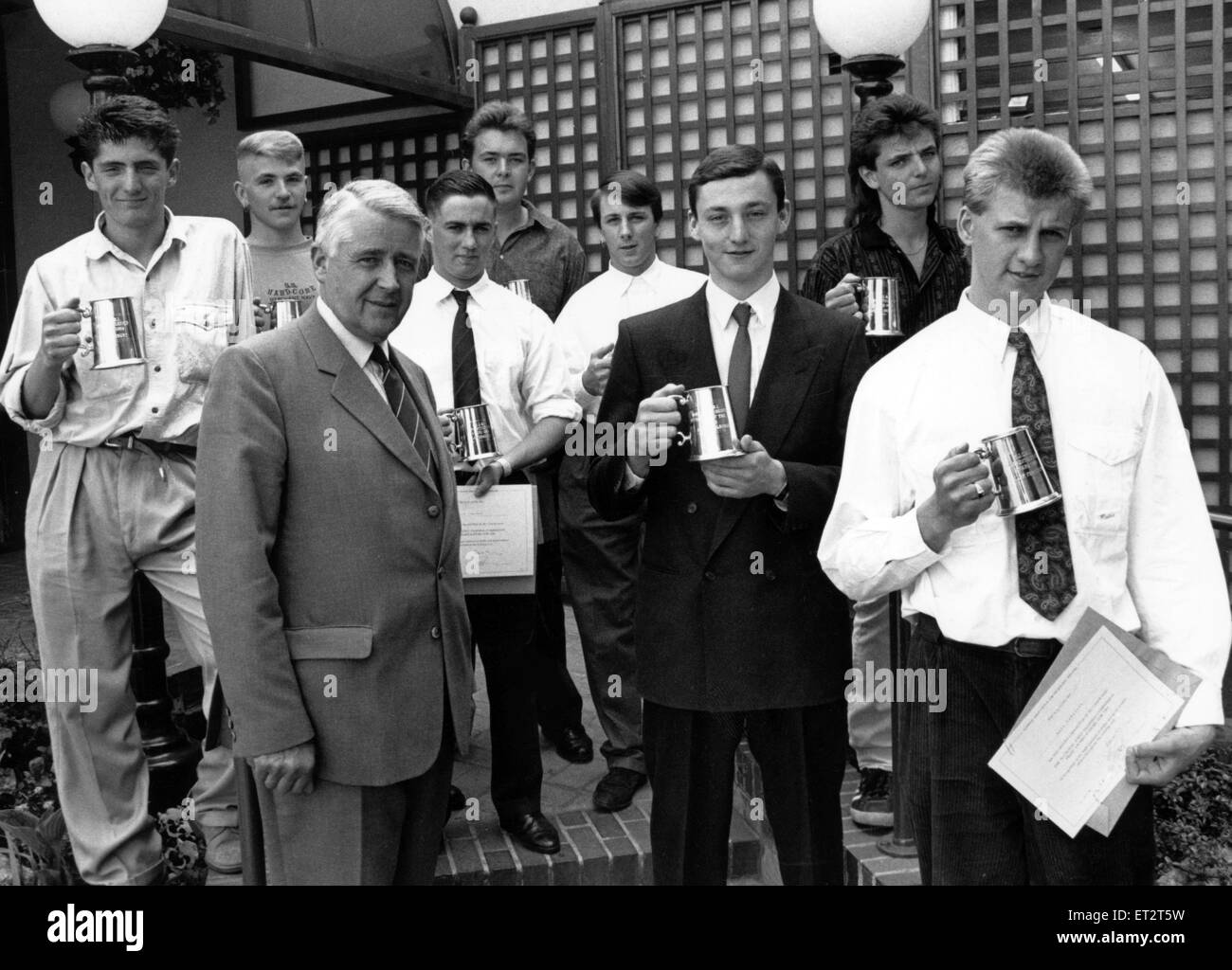 Quattro apprendisti locali nell'edilizia erano tra questo lotto da nord di scoop alcuni tra i migliori premi. Hanno vinto i controlli dei certificati e boccali per contrassegnare il loro successo nel premio annuale Awards organizzato dalla nazionale congiunta del Consiglio per l'industria edilizia nella regione settentrionale. I quattro sono; muratore Alan Griange terzo da sinistra Martin Walker quarta a sinistra Paolo Hammerton quinto a sinistra e Mark Ferguson estrema destra. Tom Clements in primo piano il vice presidente del settore della costruzione Training Board Fatte le presentazioni. Gli altri nella foto sono Mark Foto Stock