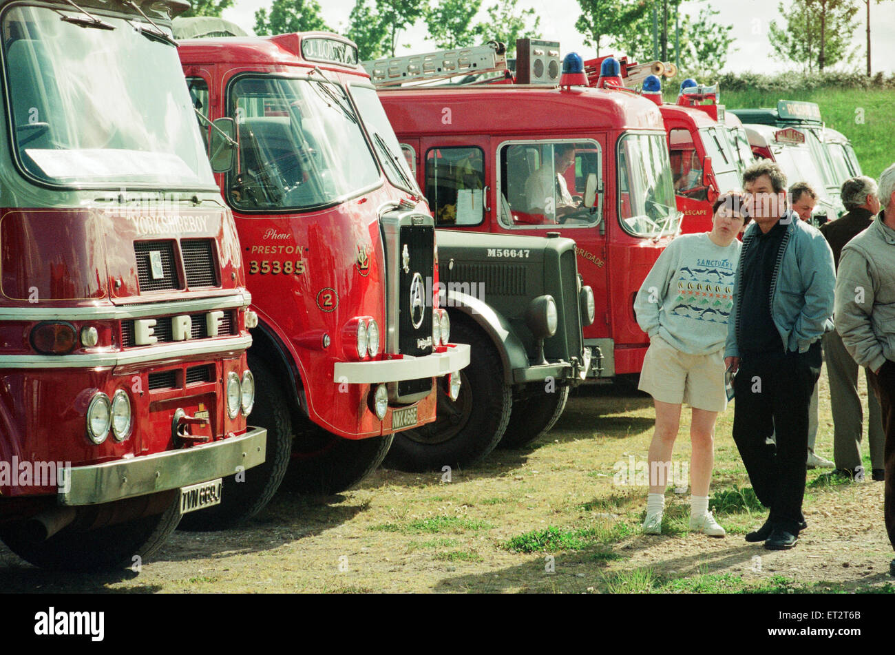 Vintage Rally Stockton, 5 giugno 1994. Visitatori visualizza i camion e gli autocarri sul display. Foto Stock