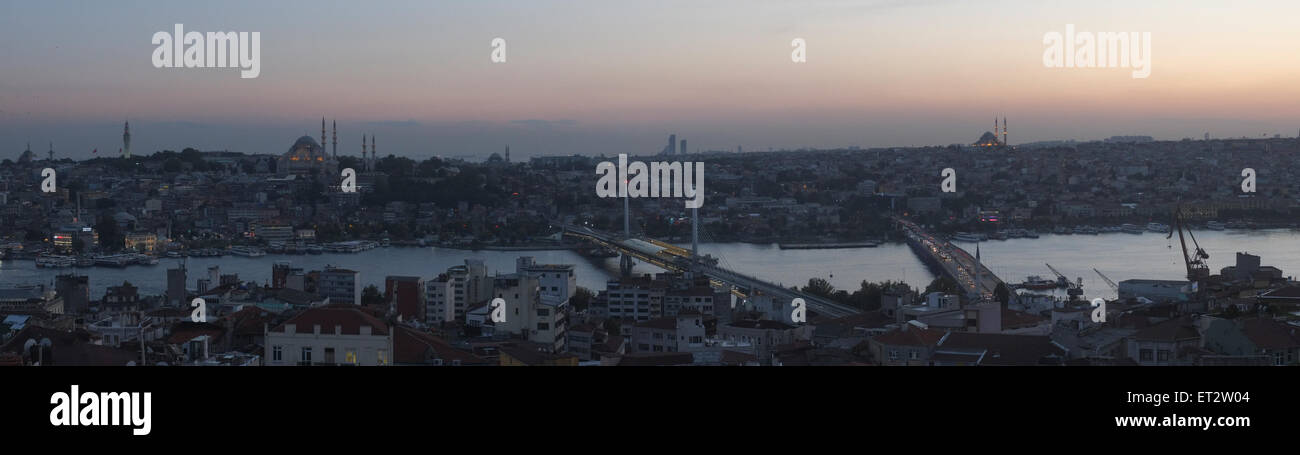 Istanbul, Turchia, che domina la città e il Ponte di Ataturk di notte Foto Stock