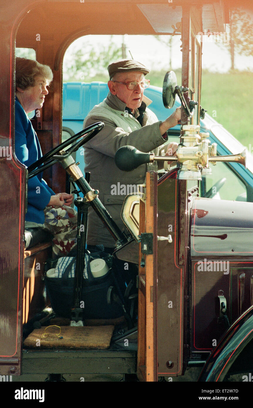 Vintage Rally Stockton, 5 giugno 1994. Ronnie caposquadra e moglie Nancy, chi è la stessa età del 1927 Thorncroft 3 ton carrello, il veicolo più anziano del Tyne Tees Esegui. Foto Stock