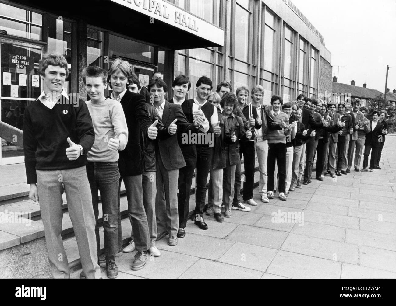 Swopping la prospettiva della coda di dole e rientranti in linea per il lavoro sono questi 29 Consiglio apprendisti. Il Lucky lads sono state assunte a Langbaurgh e sono stati accolti dal comune il sindaco consigliere Bill Herlingshaw. Nella foto è raffigurato il Keir McCartney Anthony Powell Jeffrey Lowe Martin Clements Steven Hall Stephen Housam Robert Lightwing Martin Rodgers David Slater Anthony Slingsby Robert Spoor Andrew Harper Neville Keogh Gary Pursley Kevin Regan James Tilley HUghes Kevin Gary Knight Craig Nolan Kevin Quinn David Presgrave David Smurthwaite Anthony Ash Andrew McBride Gary Foto Stock