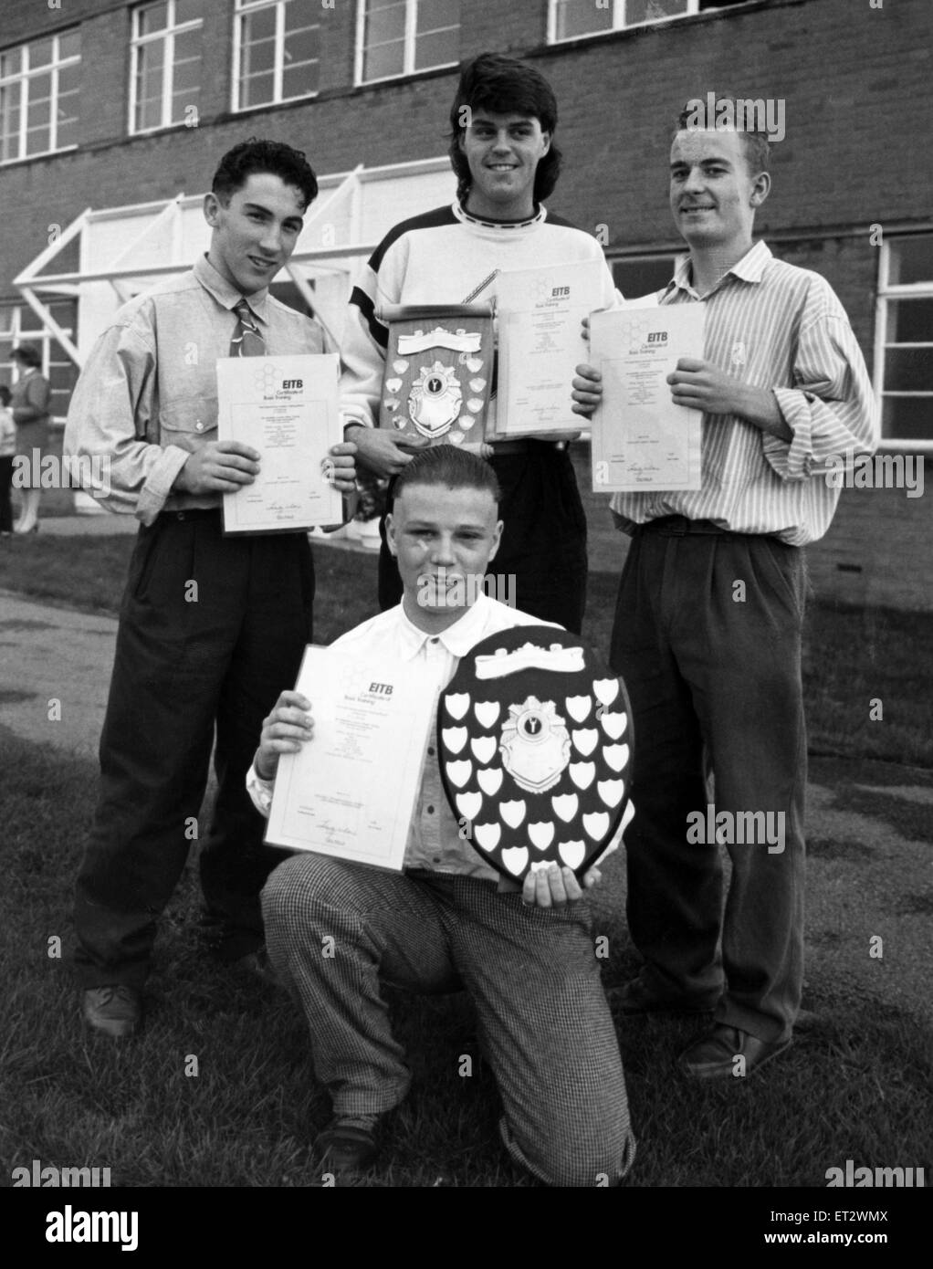 Circa 1000 partecipanti sono state attraverso un Stockton industriale del centro di formazione sin dalla sua apertura nel 1976. I servizi sono i migliori nel paese" ha detto Trevor Taylor, presidente del National Engineering Formazione Associazione, parlando durante la presentazione annuale dei premi di ciò che egli chiama "eccezionali prestazioni." raffigurati sono vincitori Scott Seddon, anteriore e da sinistra Mark Nesbitt, Ian Waggott e Jason Patchett. Novembre 1988. Foto Stock