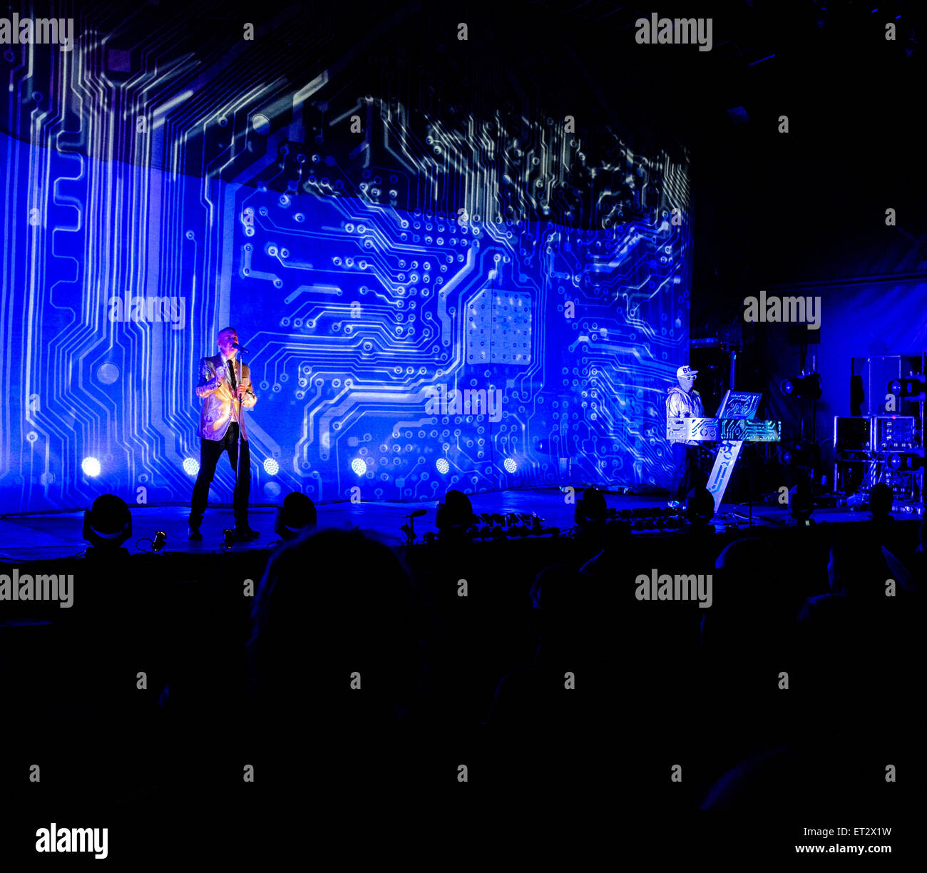 Neil Tennant - cantante e Chris Lowe - tastiera giocatore di "Pet Shop Boys' sul palco - Festival numero 6, Tour elettrico Foto Stock