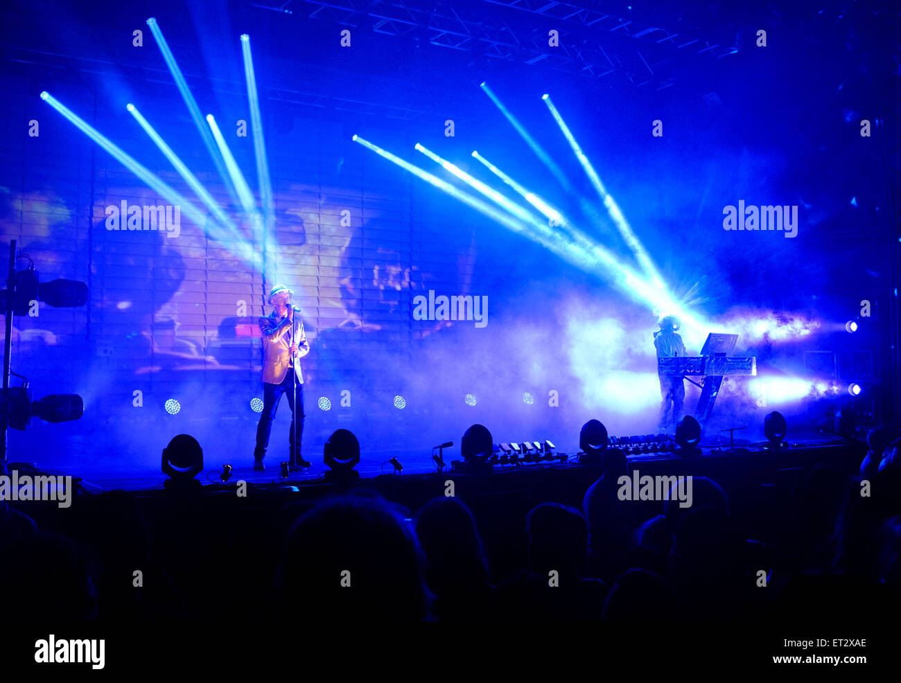 Neil Tennant - cantante e Chris Lowe - tastiera giocatore di "Pet Shop Boys' sul palco durante il tour elettrico Foto Stock