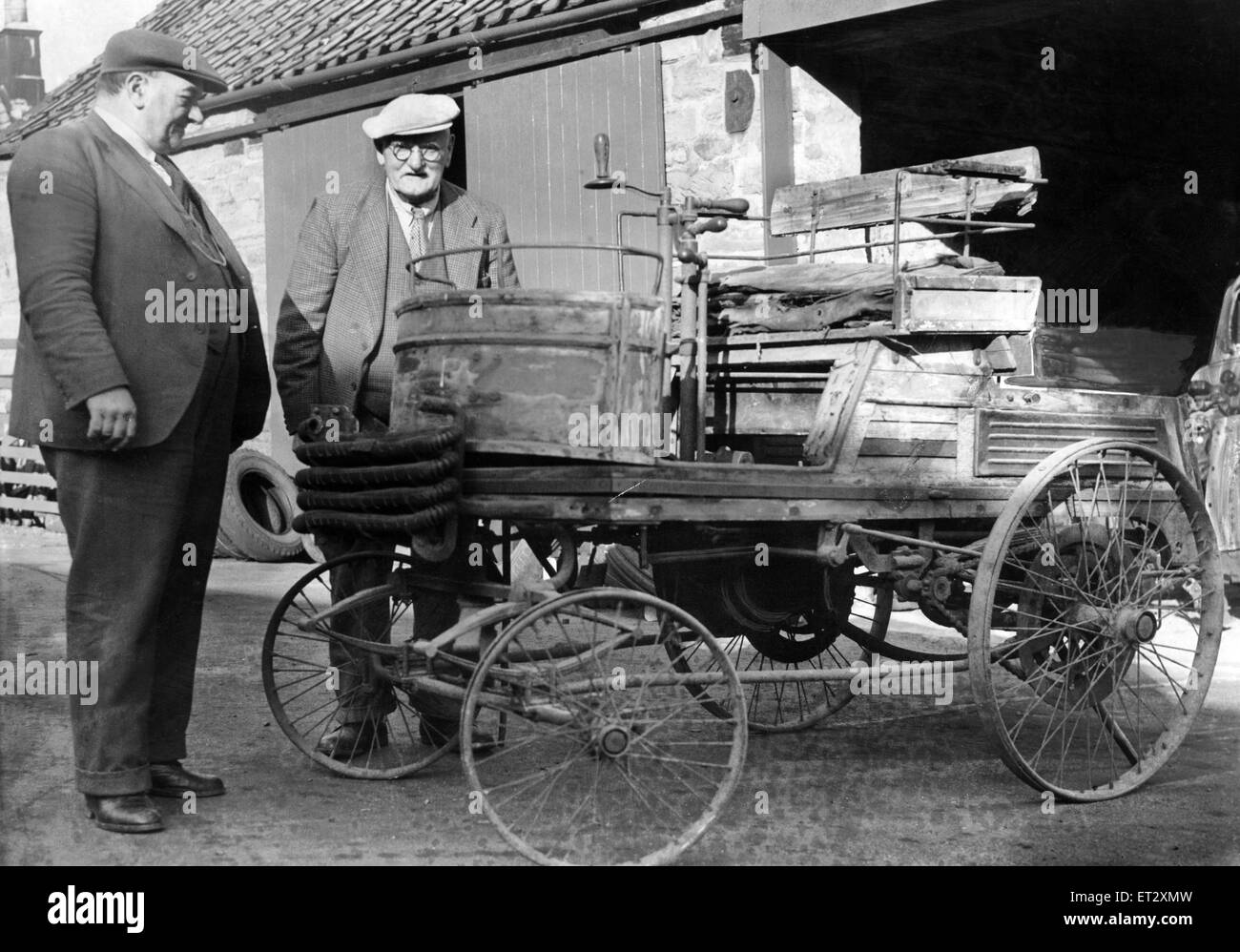 Un campione del W di Castleton (l) nella foto con suo padre Signor William Champion , e i suoi 59 anno vecchia auto. Il 4 ottobre 1955. Foto Stock