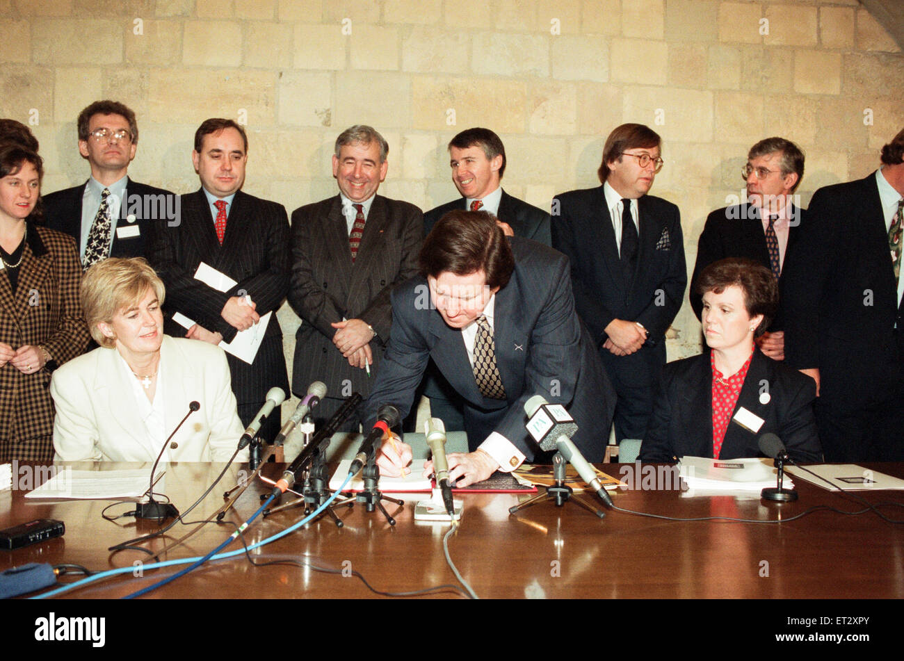 MPs, compresi SNP Alex Salmond, che supportano divieto di armi da fuoco dopo il massacro di Dunblane con team di forze di polizia e i bambini i genitori di un appello a favore di un divieto completo. 12 novembre 1996. Foto Stock